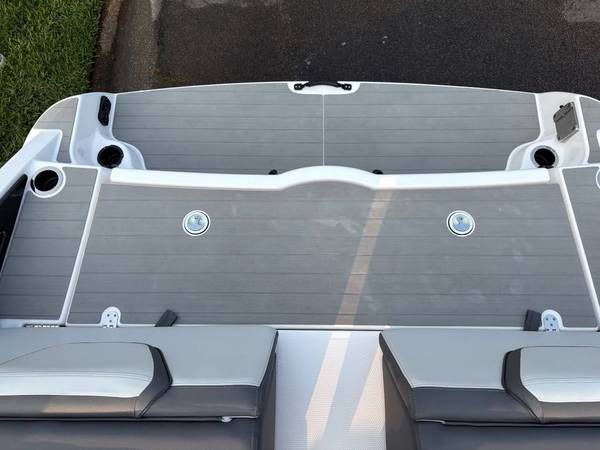 2021 Yamaha Boats AR250 with gray deck and seating area.