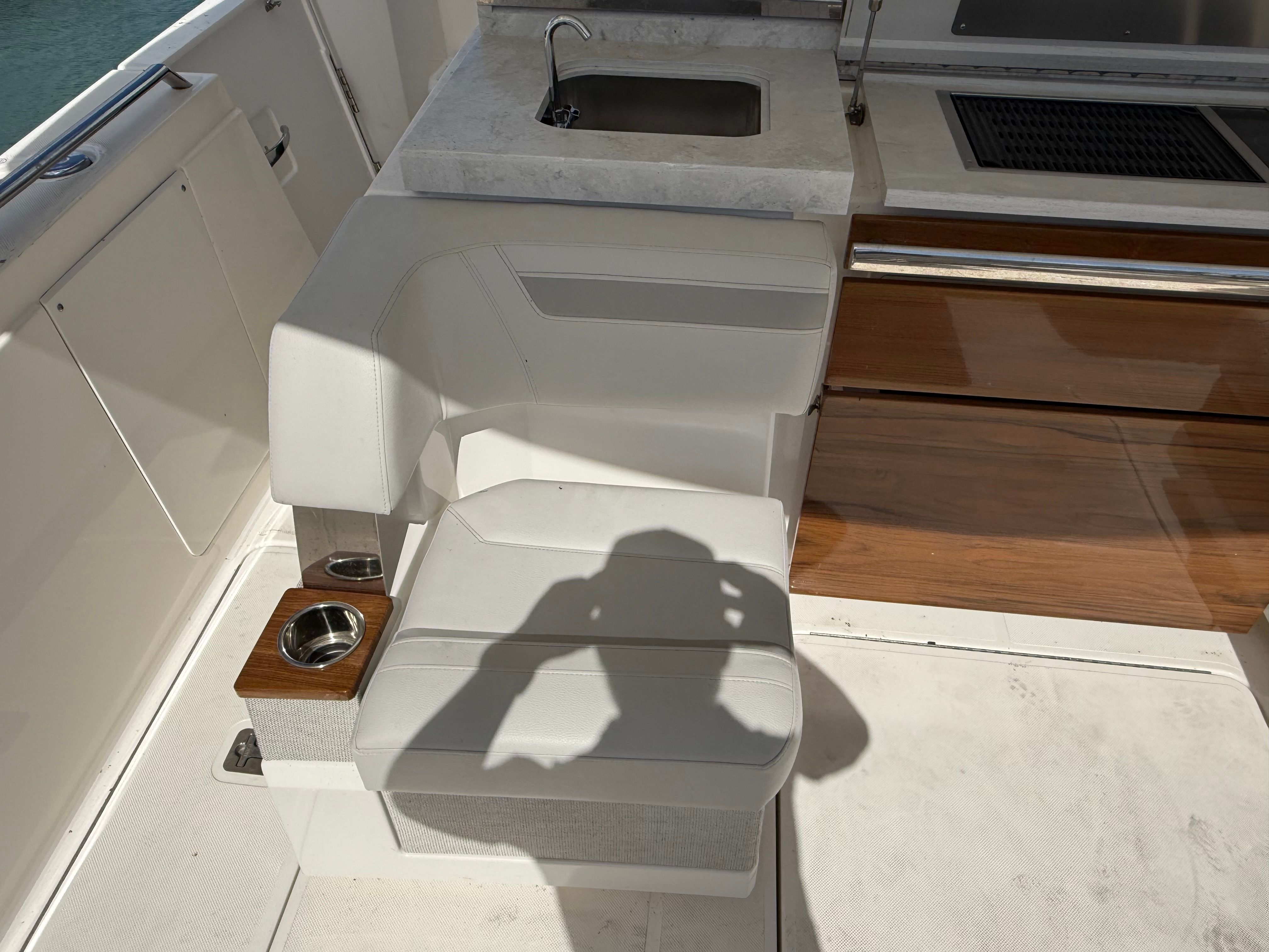 2024 Tiara Yachts 38 LS - 15