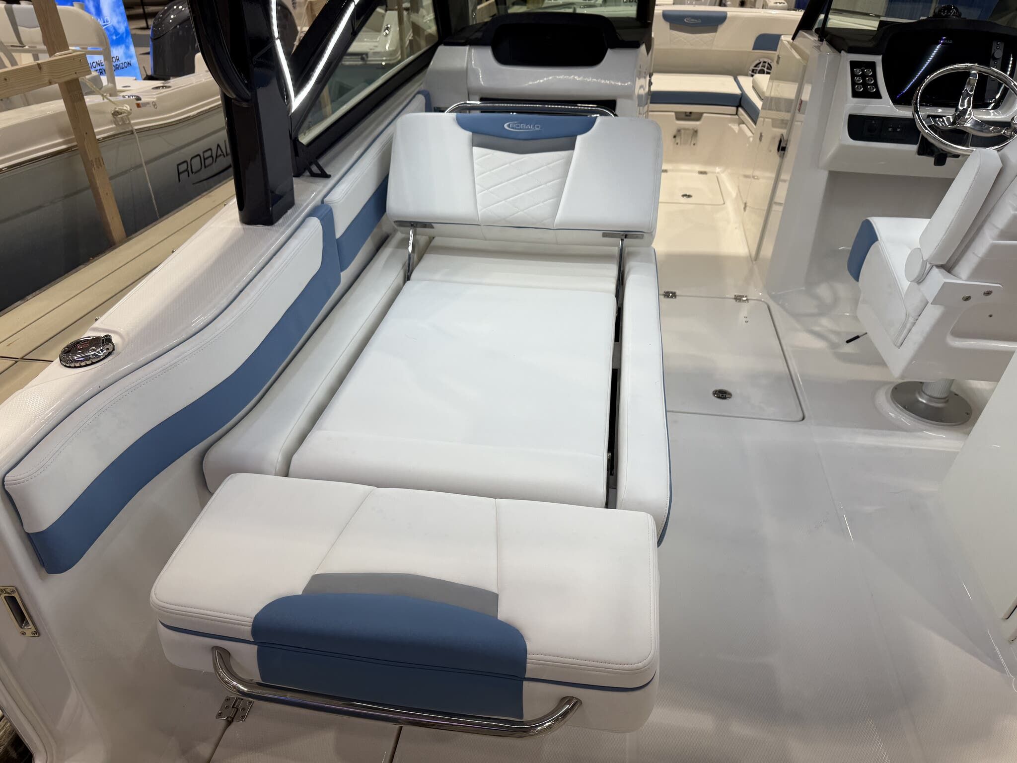 2026 Robalo Dual Console R 257 - 10