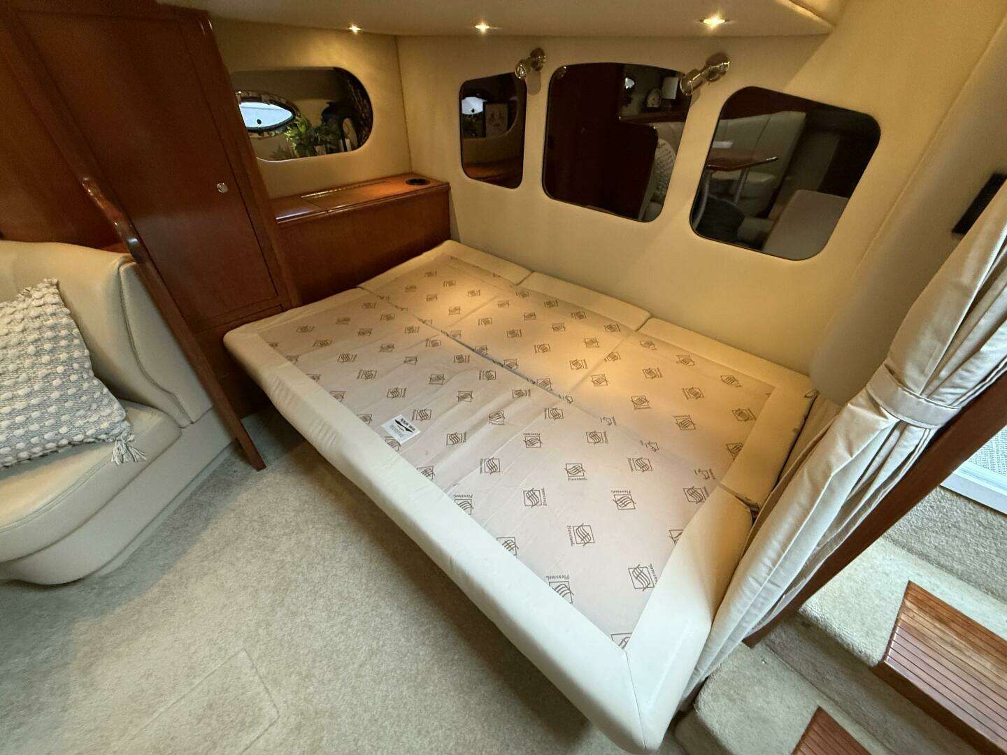 2004 Cruisers 370 Express - Image 33