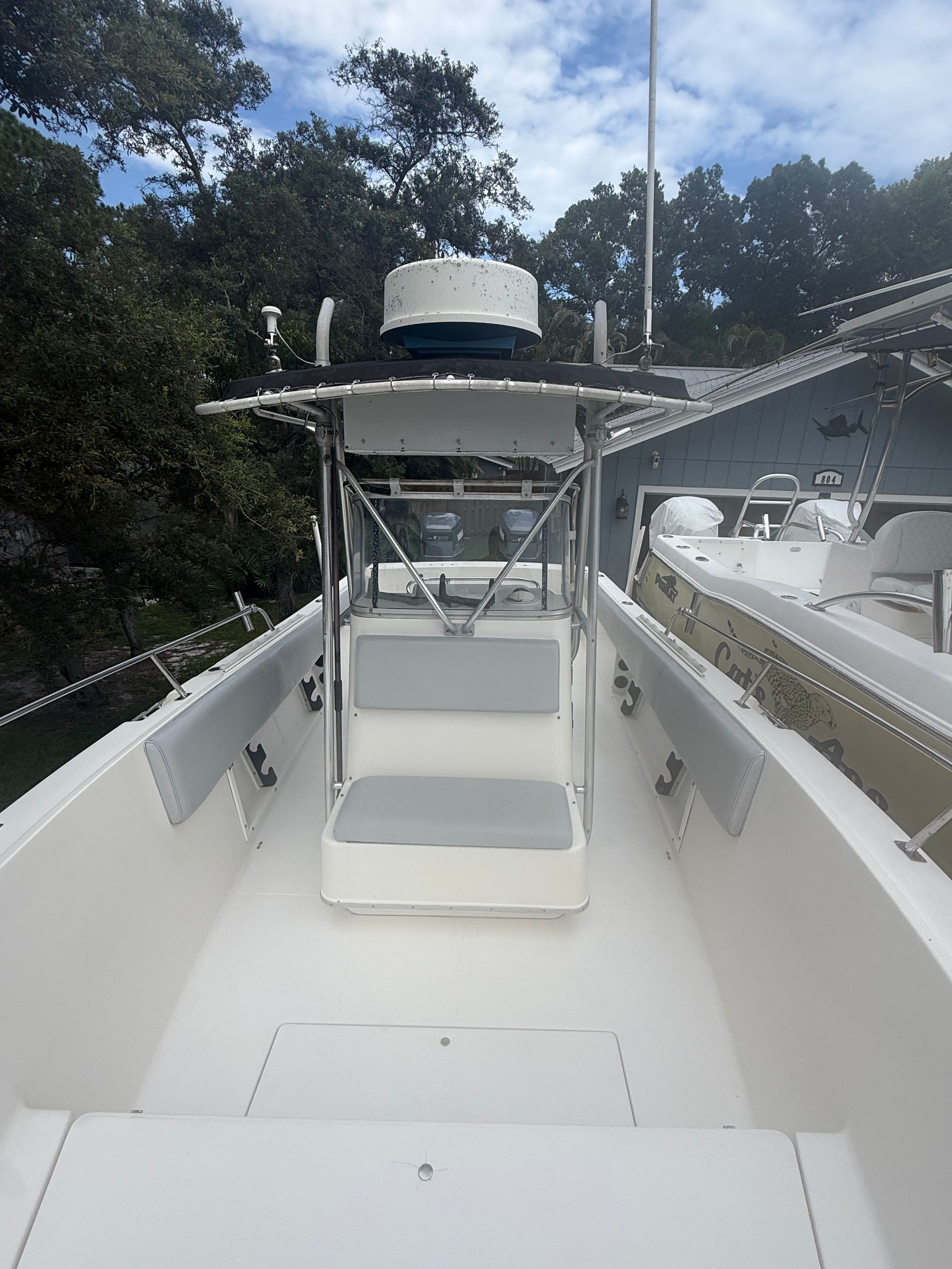 A 1994 Hydra-Sports Vector 2550 cc with center console and seating area.