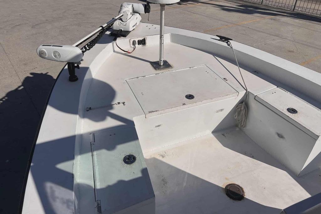 1997 Gravois 20CC boat deck with storage compartments and trolling motor.