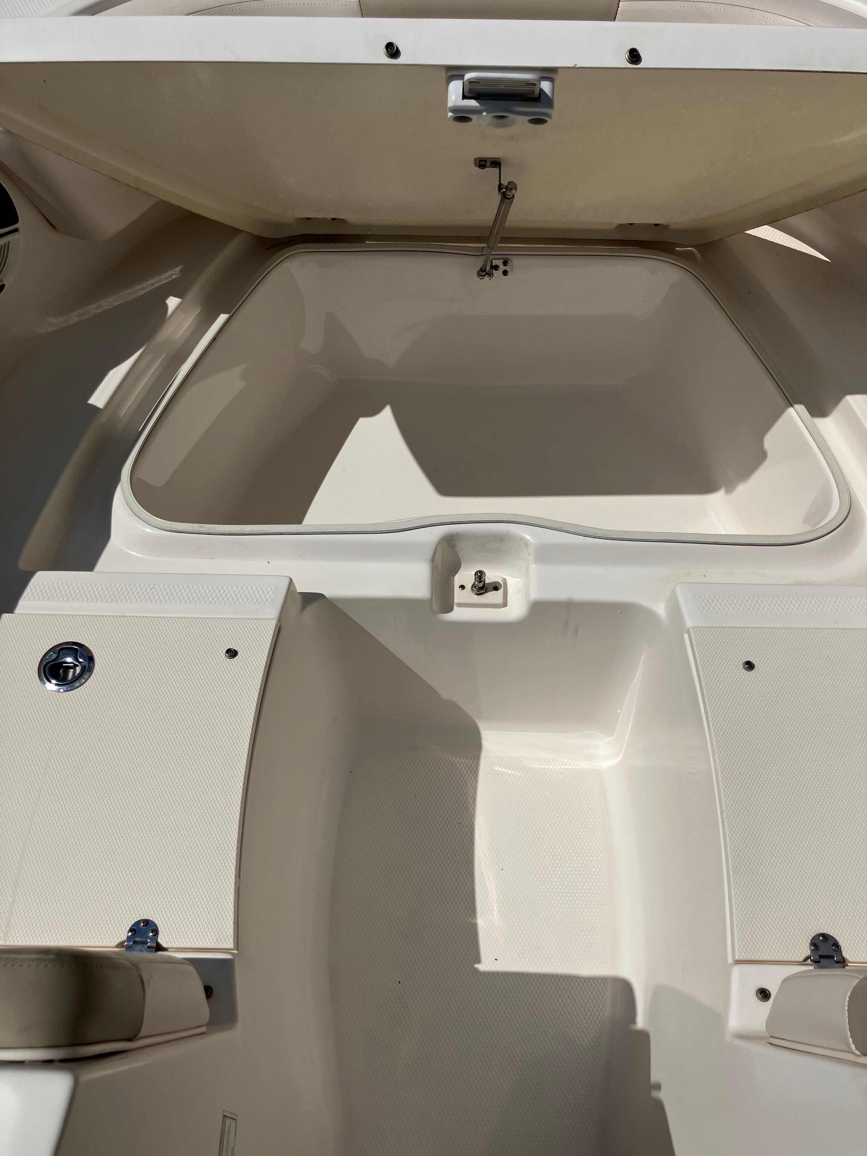 2017 Robalo R207 Dual Console - 9
