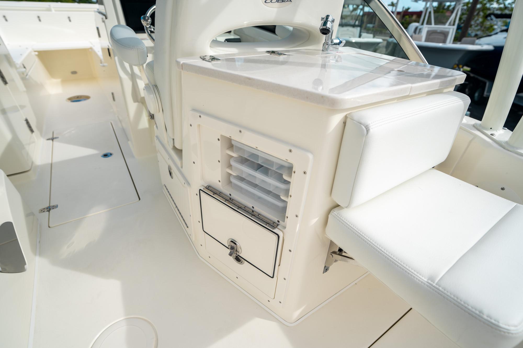 2025 Cobia 240 Dual Console - 20