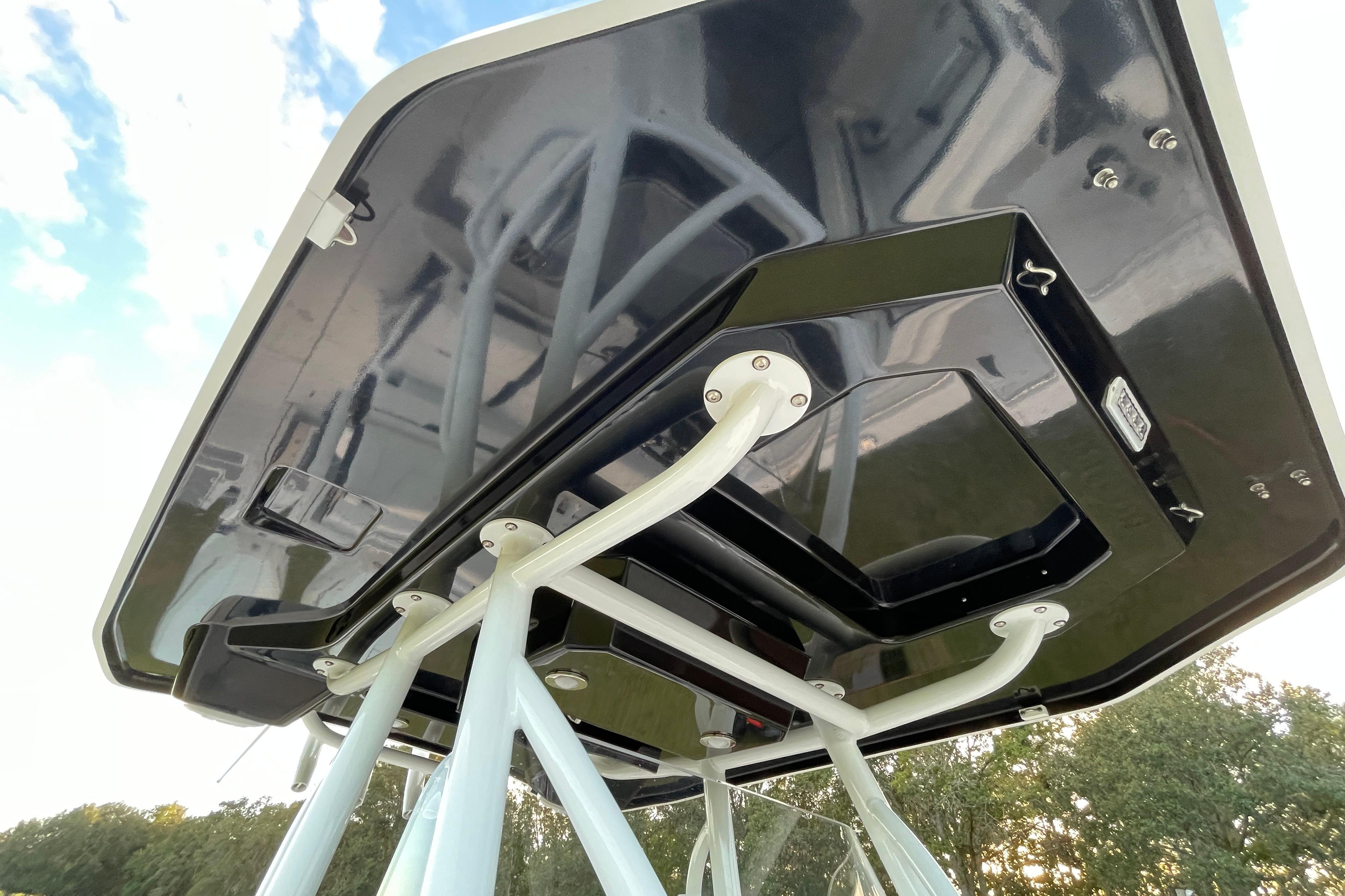2022 Blackfin 252 CC boat's T-top structure, showcasing sleek design and sturdy construction.