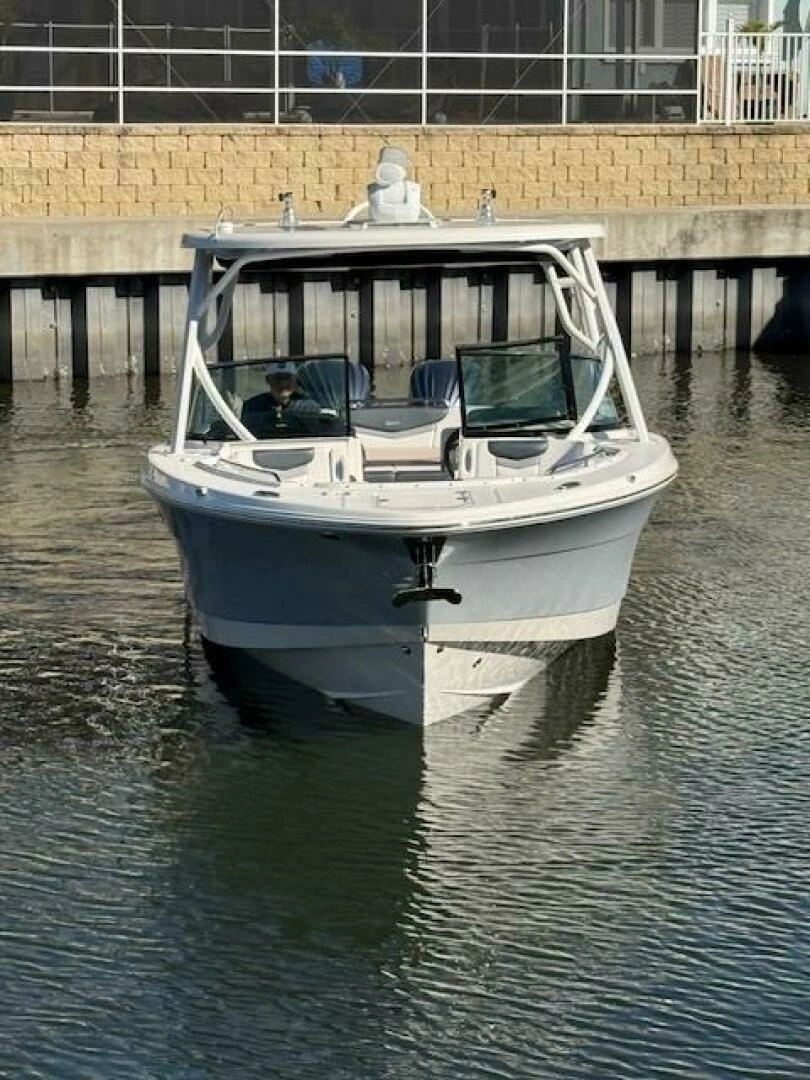 2021 Robalo R317 - Image 24