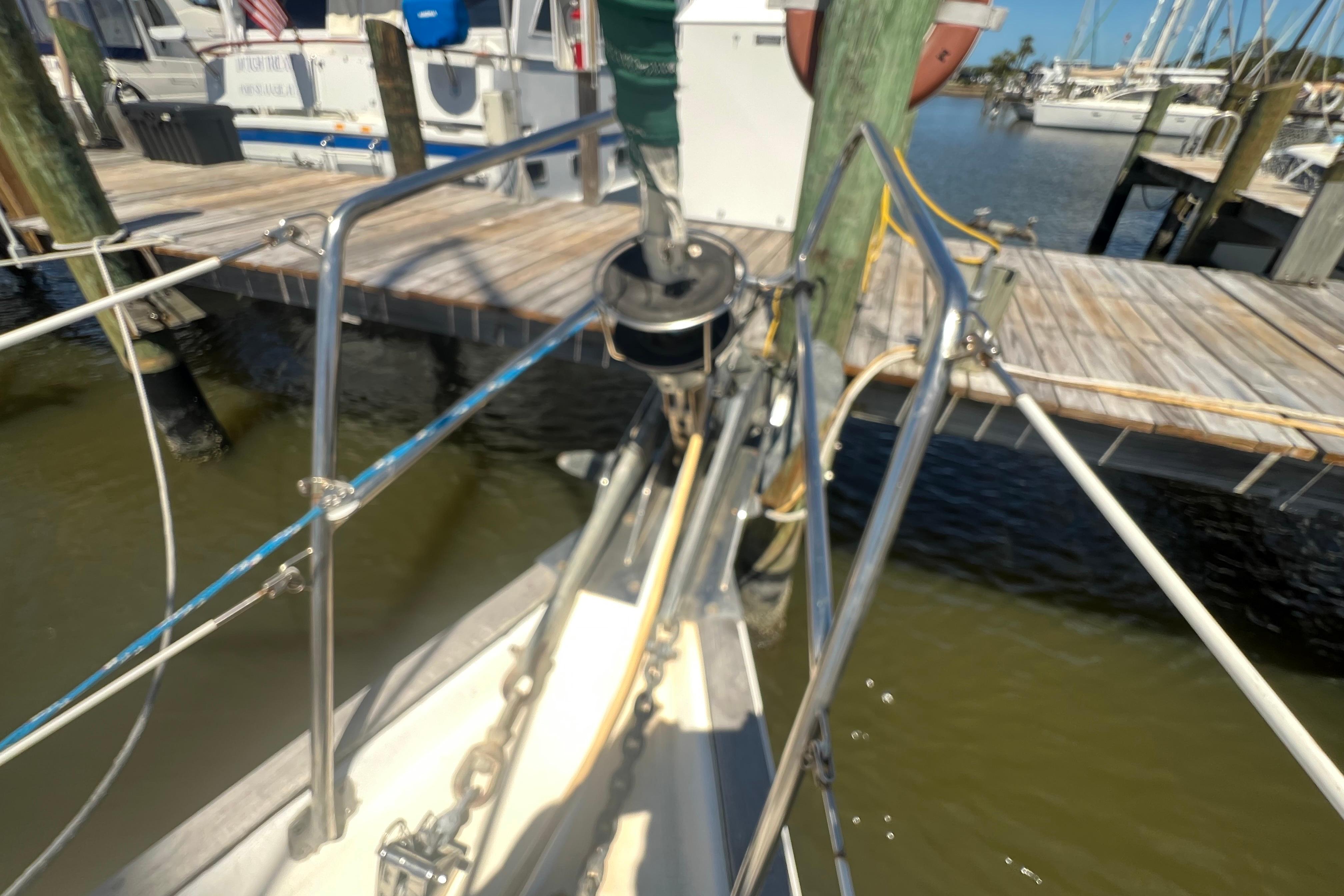 Bow of a 2001 Beneteau Oceanis 473 sailboat docked at a marina.