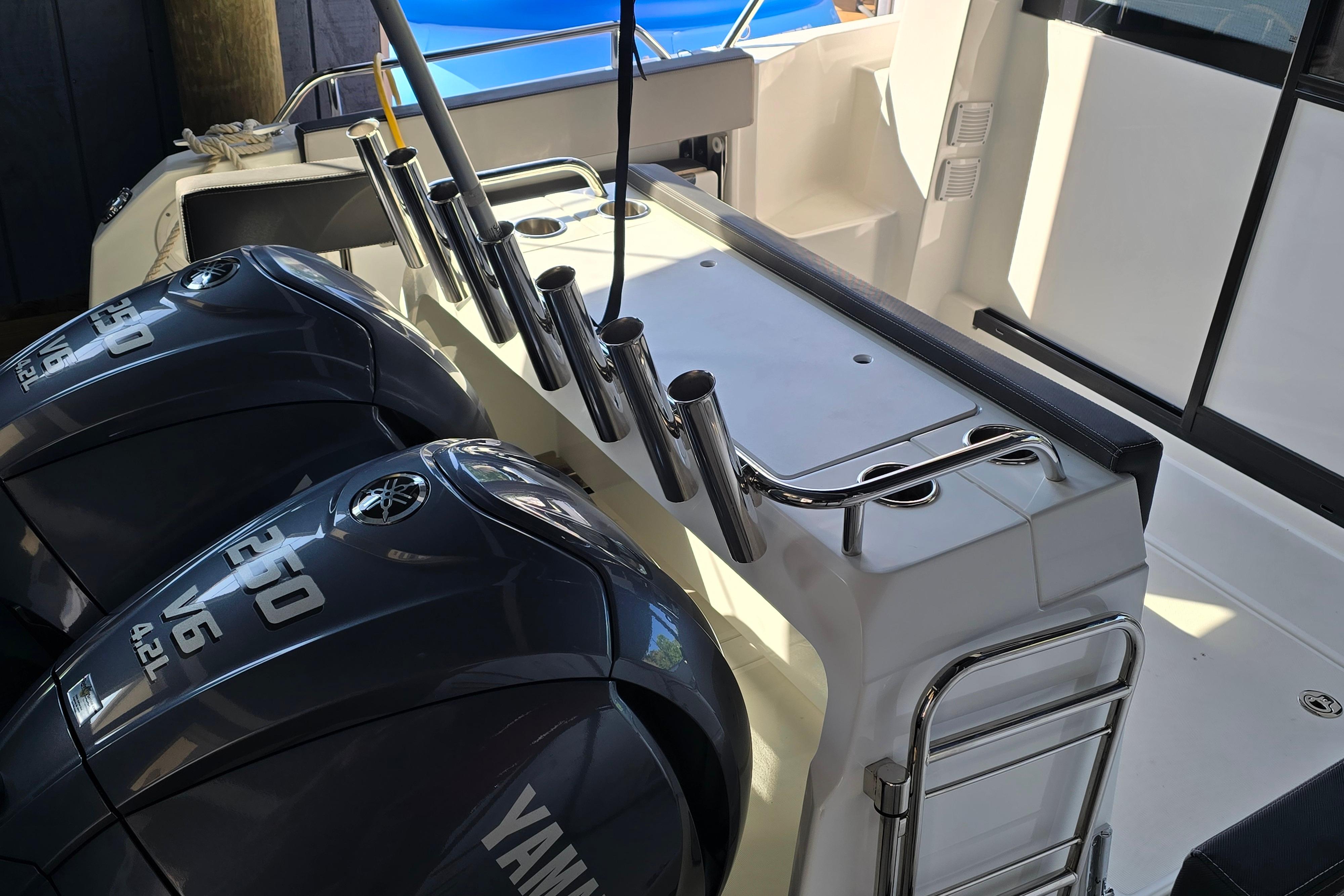 The image shows the stern of a Jeanneau NC Sport 895 with two Yamaha V6 engines.