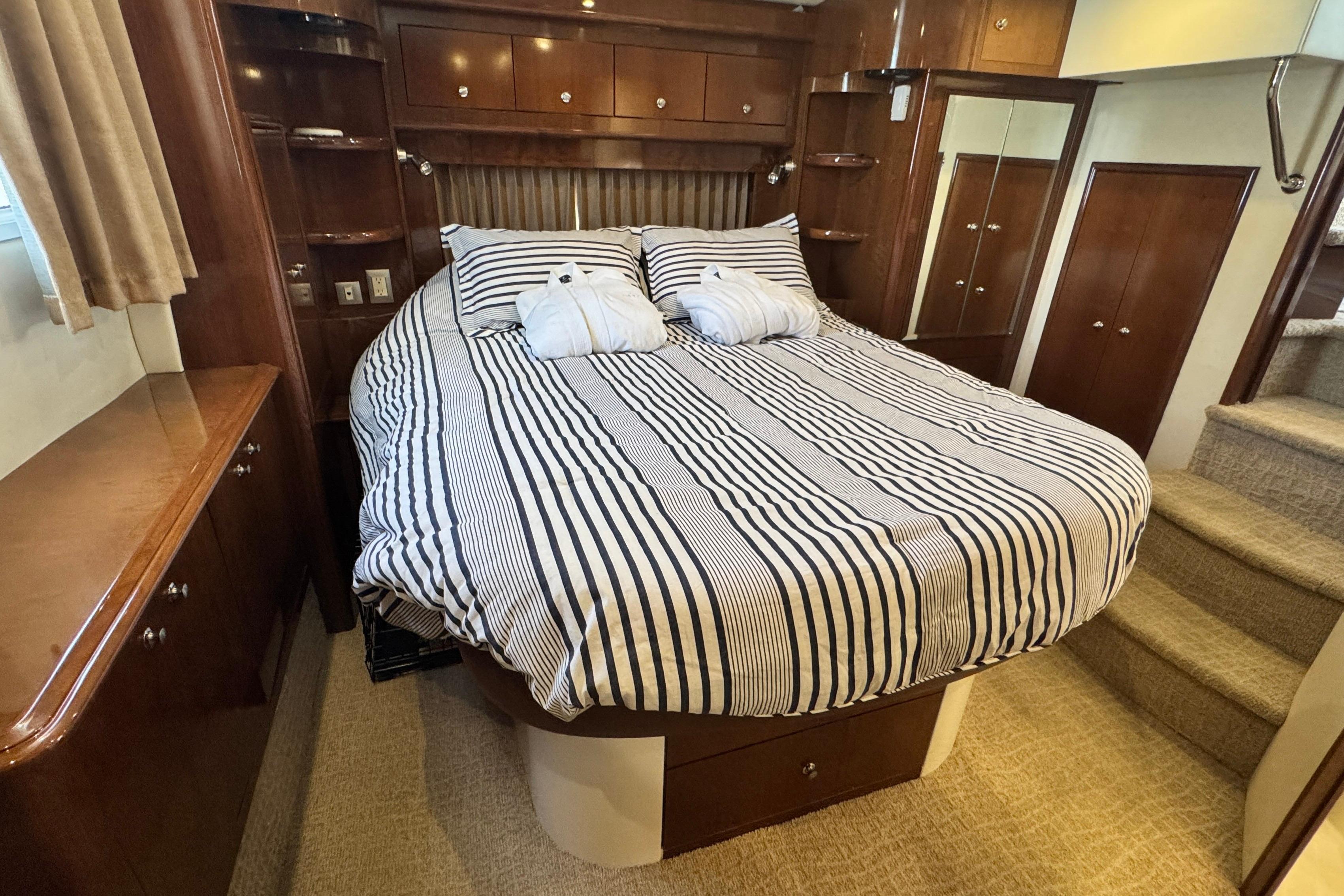 2007 Carver 47 Motor Yacht Owner's Aft Stateroom