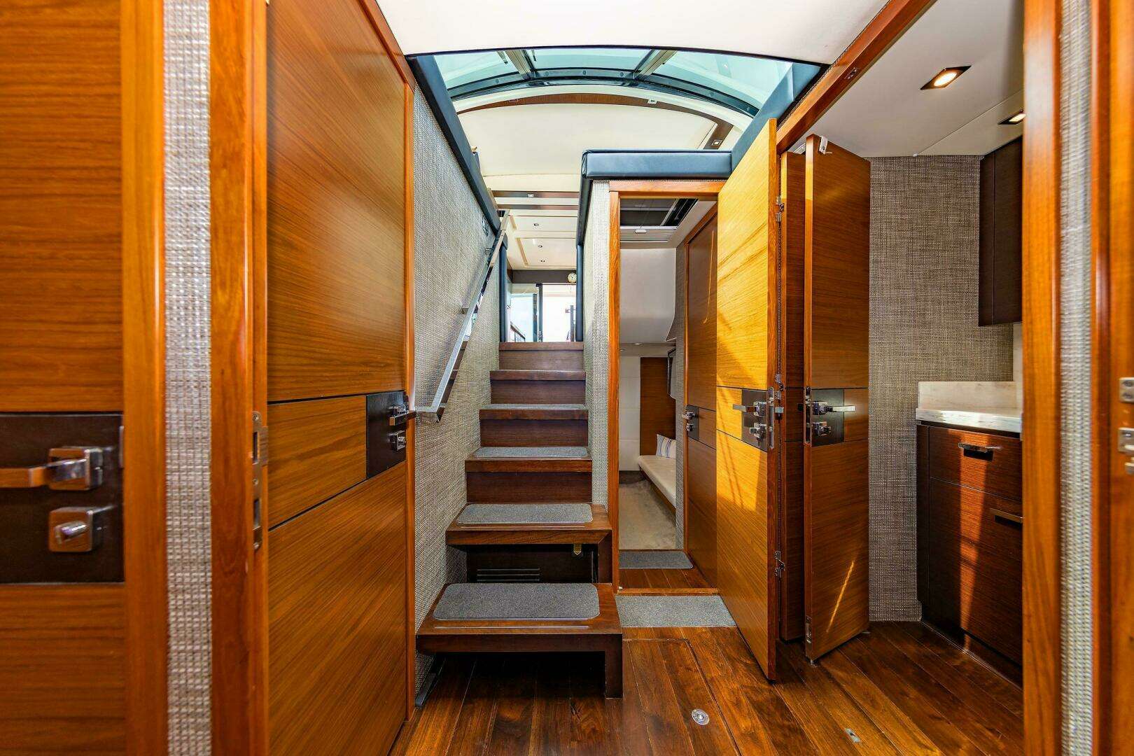 2014 Tiara Yachts 5000 Express - Image 31