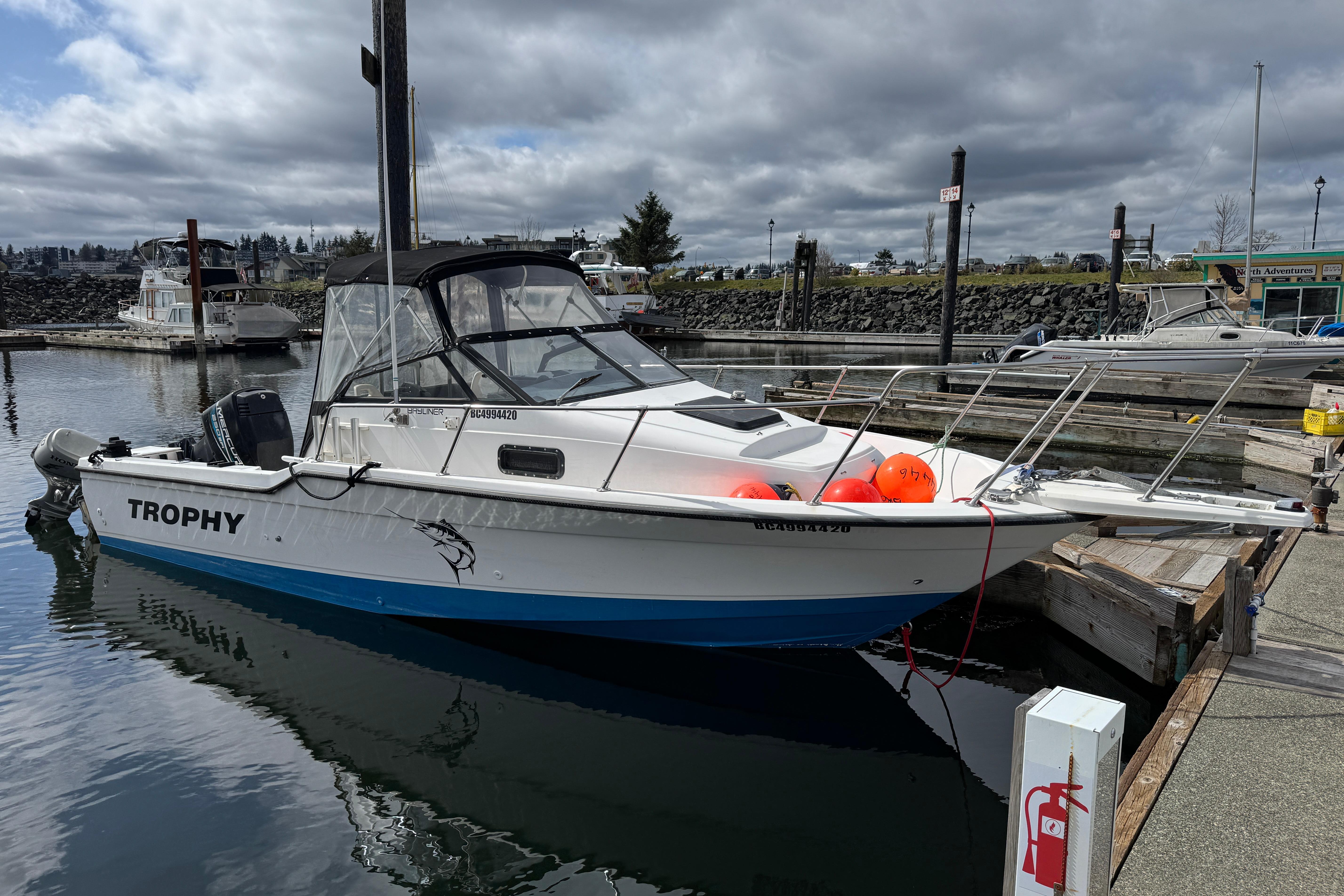 1990 Bayliner 2302 Trophy Walkaround