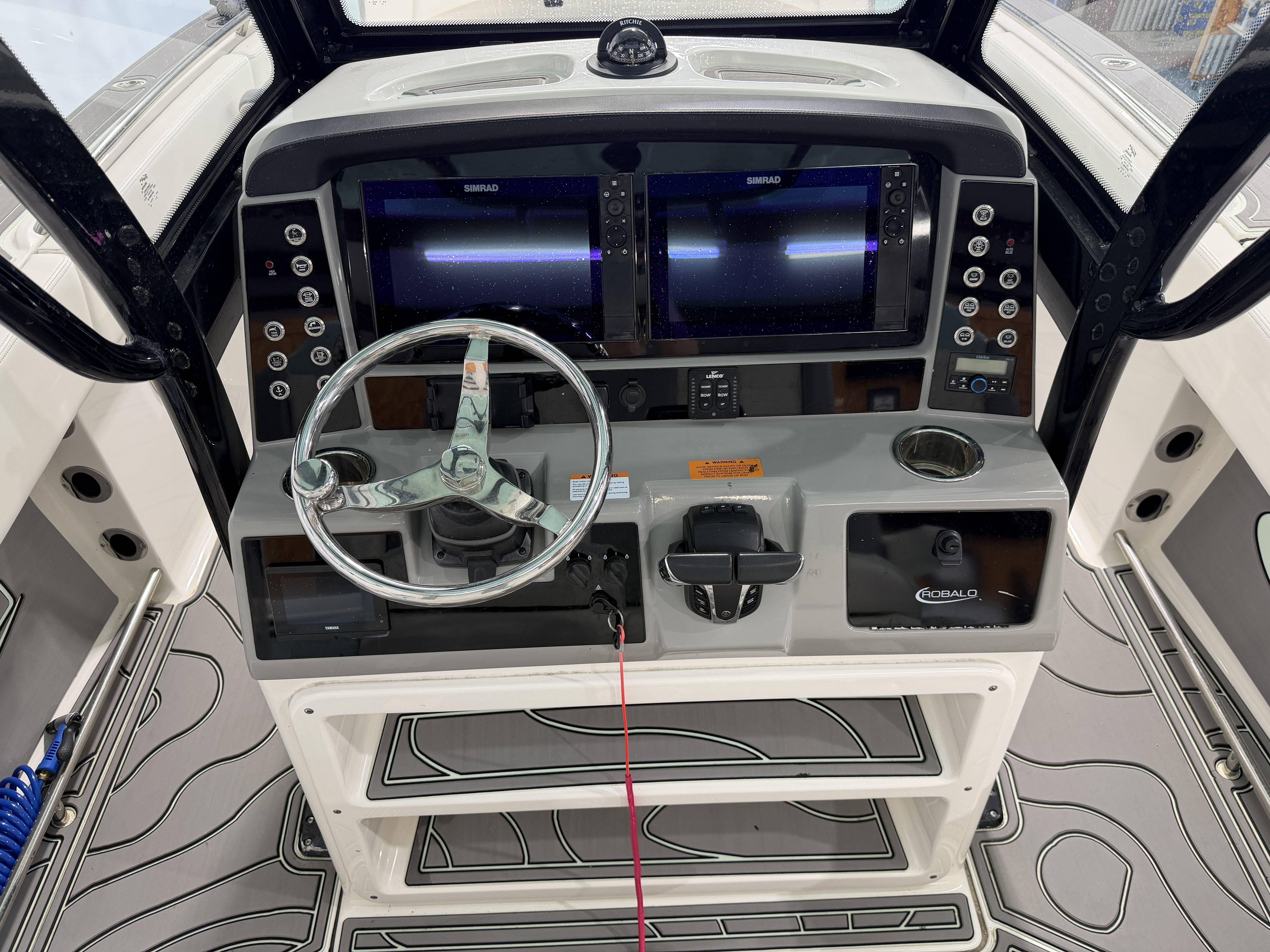 2023 Robalo R250 Center Console - 6