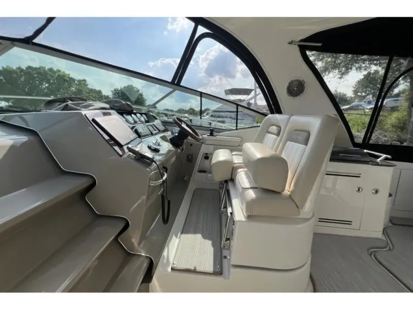 2012 Sea Ray 370 SUNDANCER - Image 10