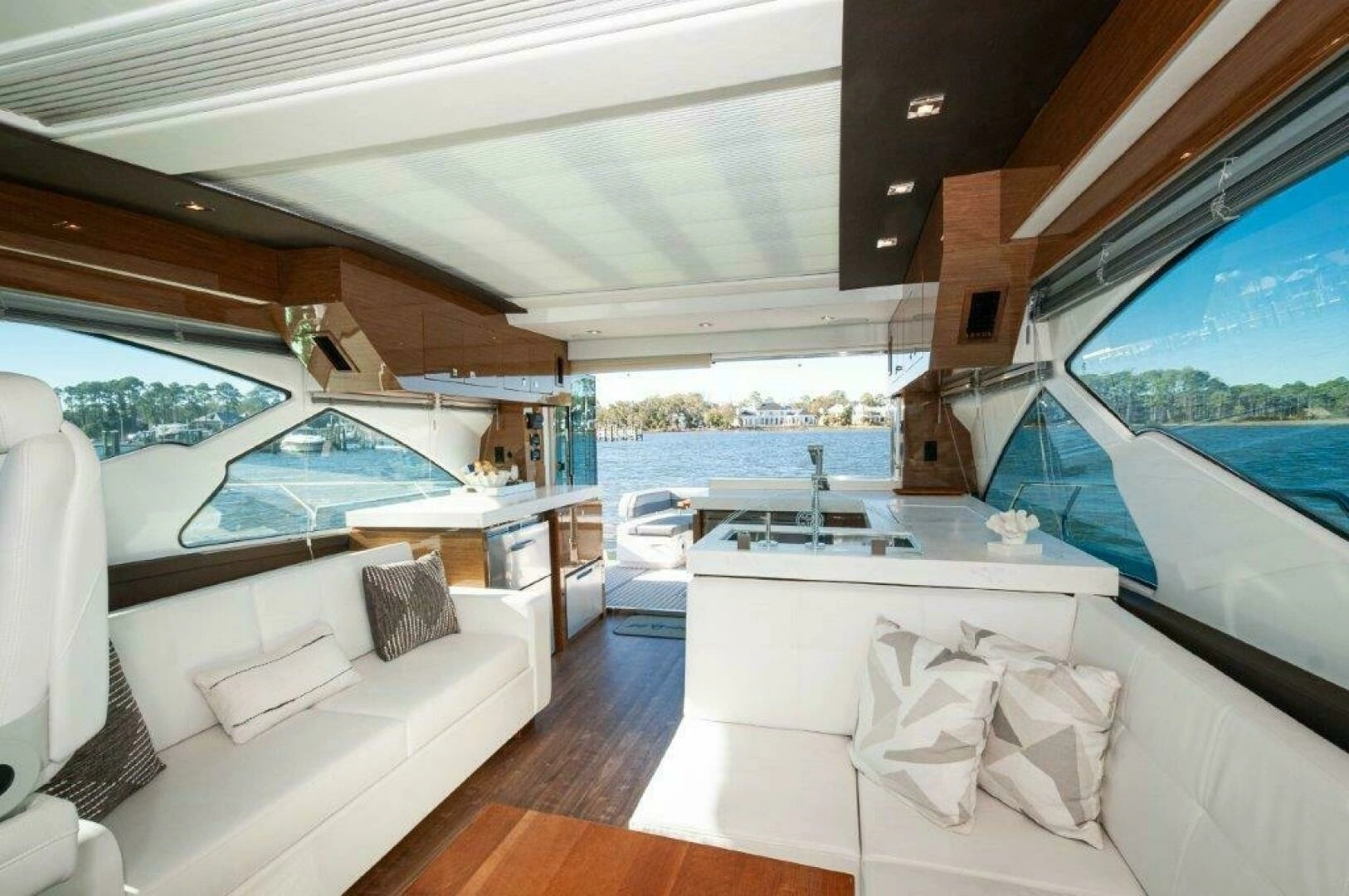 2020 Cruisers Yachts 60 Cantius - Image 10