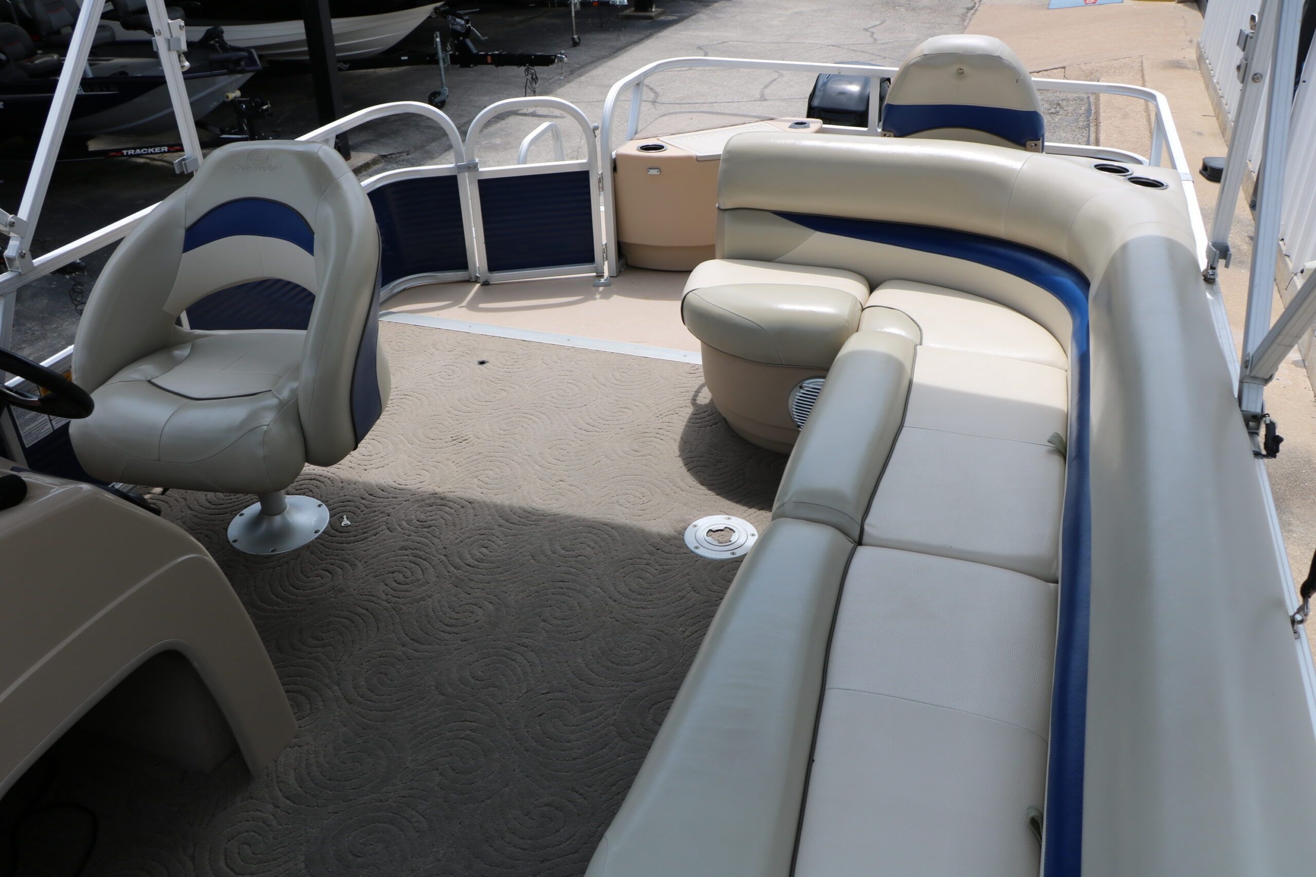 2013 Sun Tracker Fishing Barge 20 DLX - 21