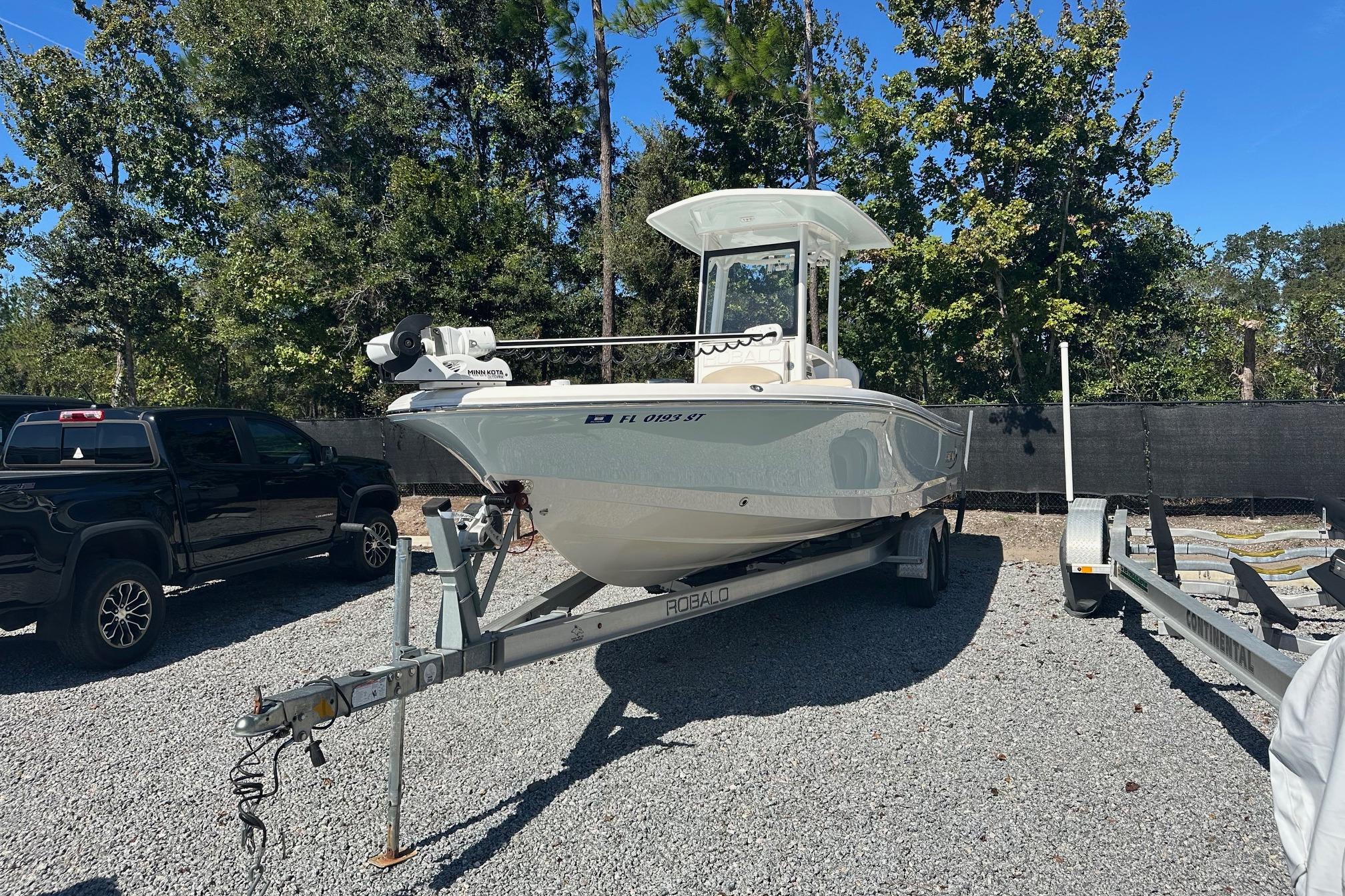 2020 Robalo 246 Cayman