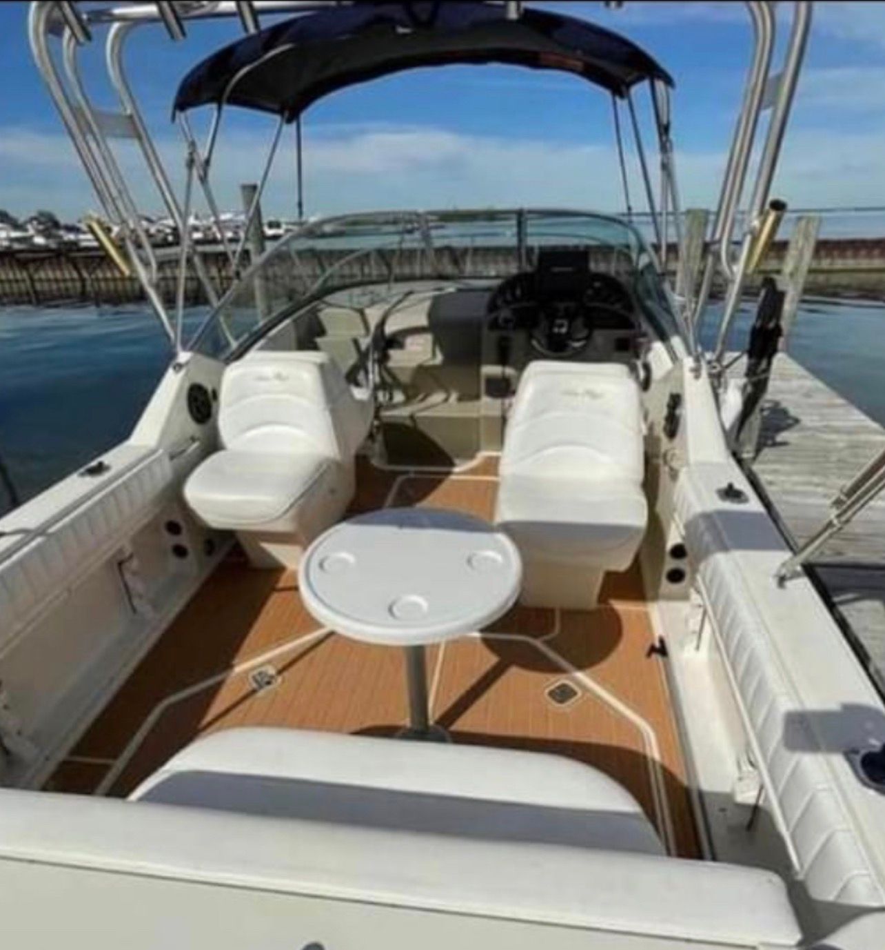 Interior view of 2006 Sea Ray 270 Amberjack with seating area.