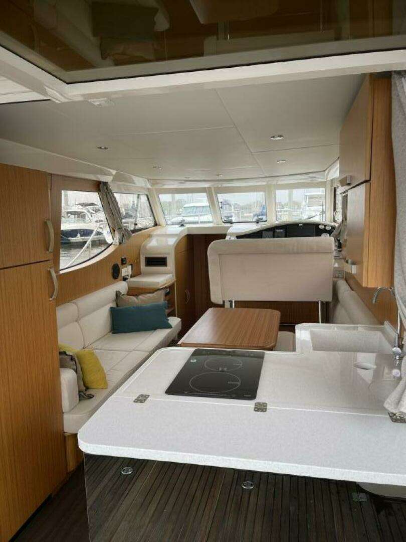 2019 Greenline 33 HYBRID - Image 3