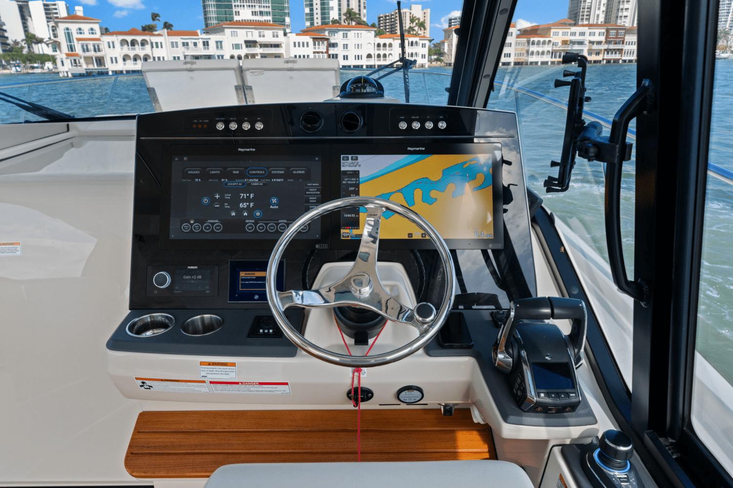2022 Boston Whaler 405 Conquest - 30