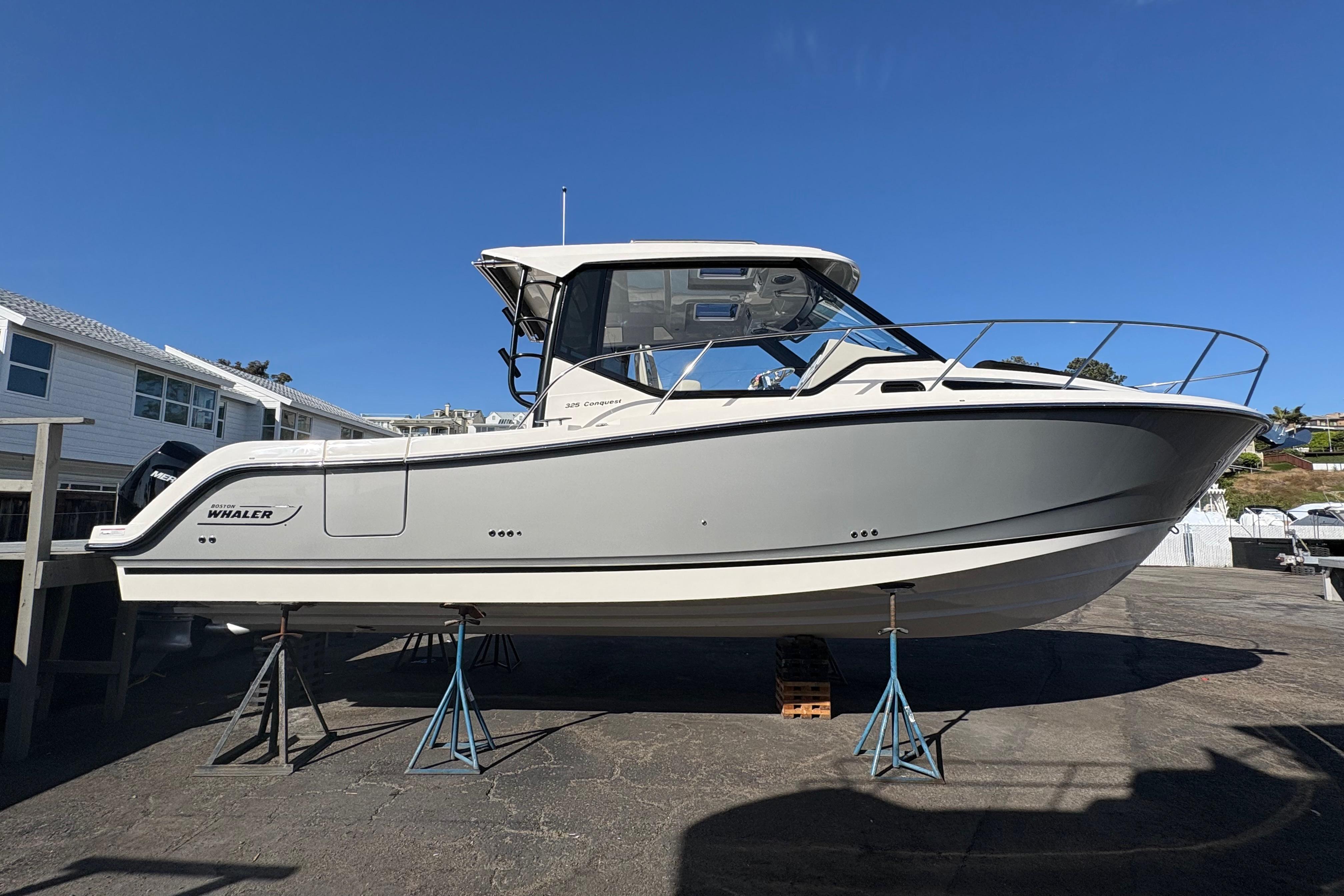 2026 Boston Whaler 325 Conquest