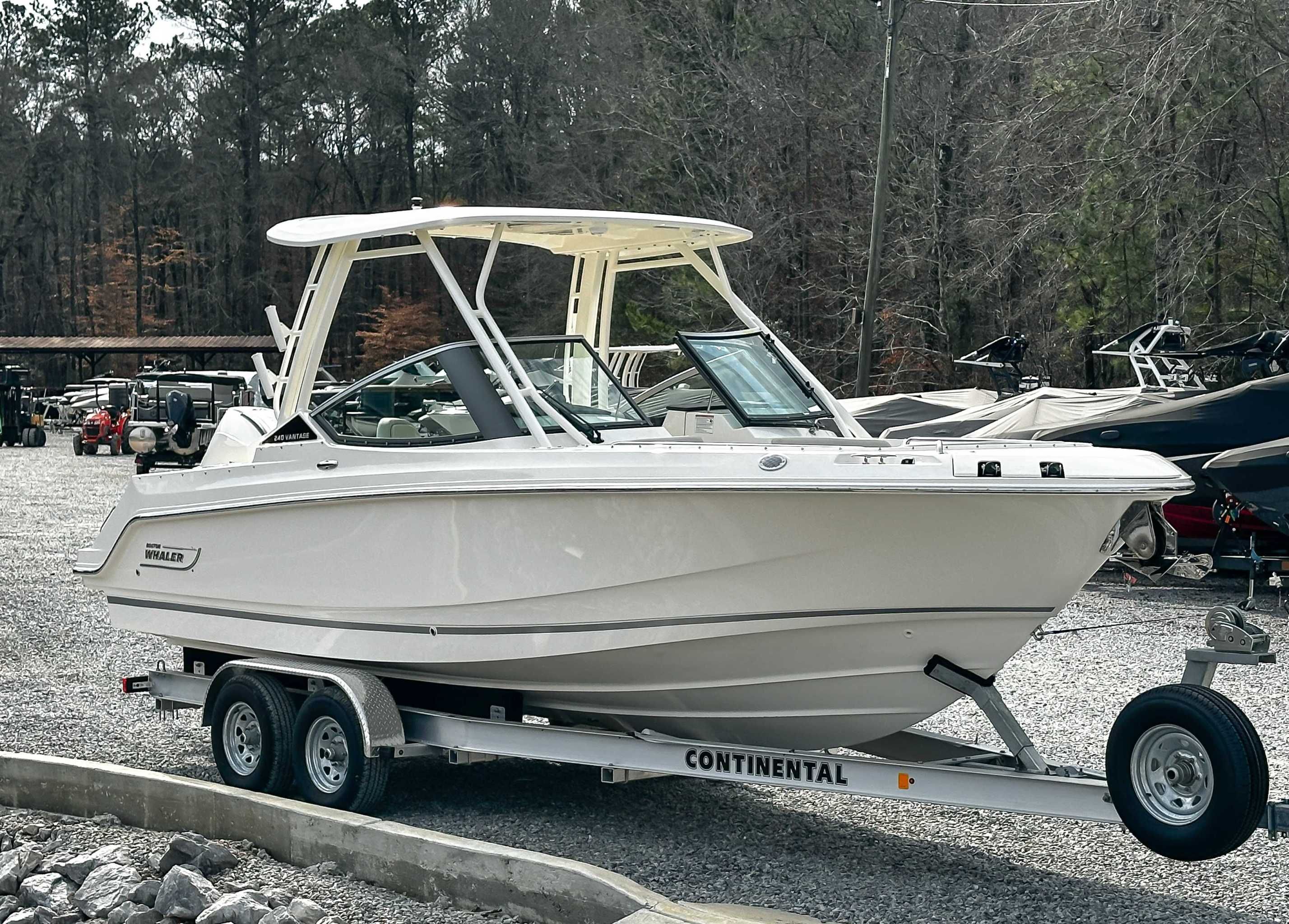 2025 Boston Whaler 240 Vantage - 4