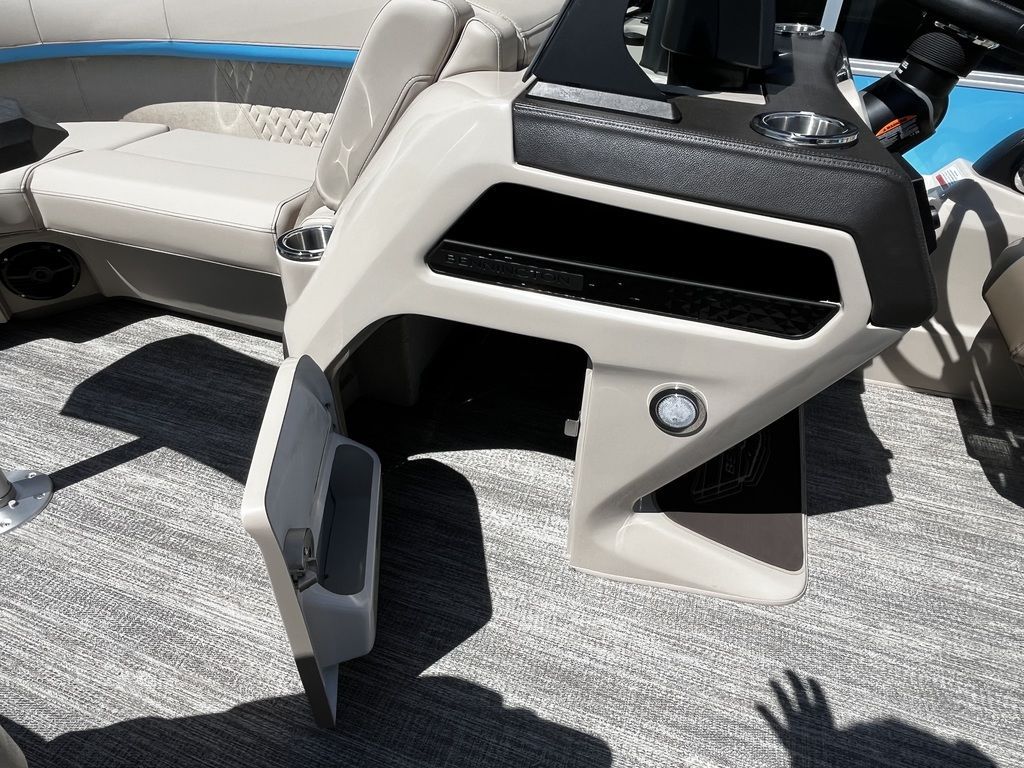 2025 Bennington 22 M Fastback - Quad Bench - 29