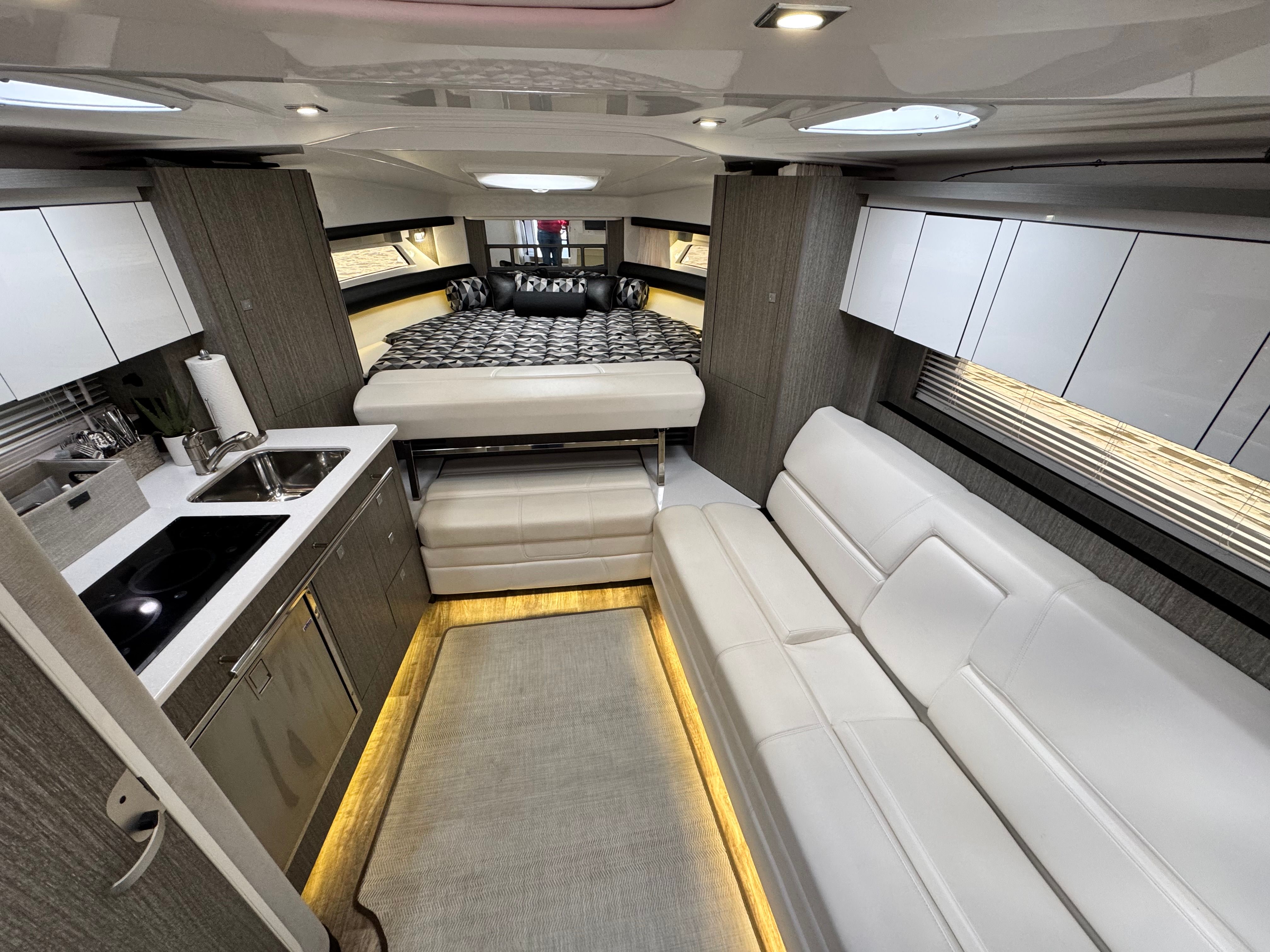 2021 Monterey 335 Sport Yacht - 8