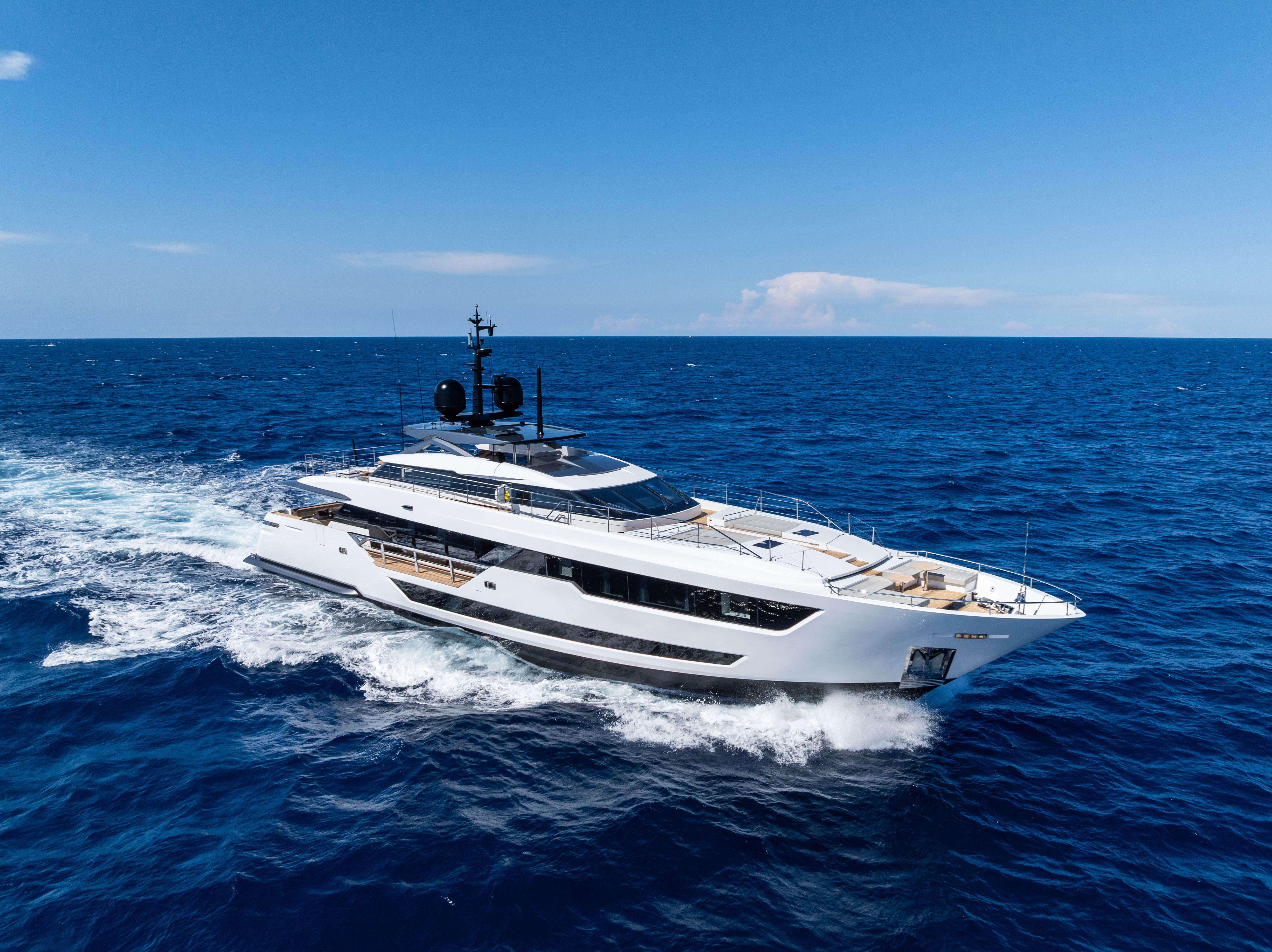 2025 Custom Line SAETTA 120'