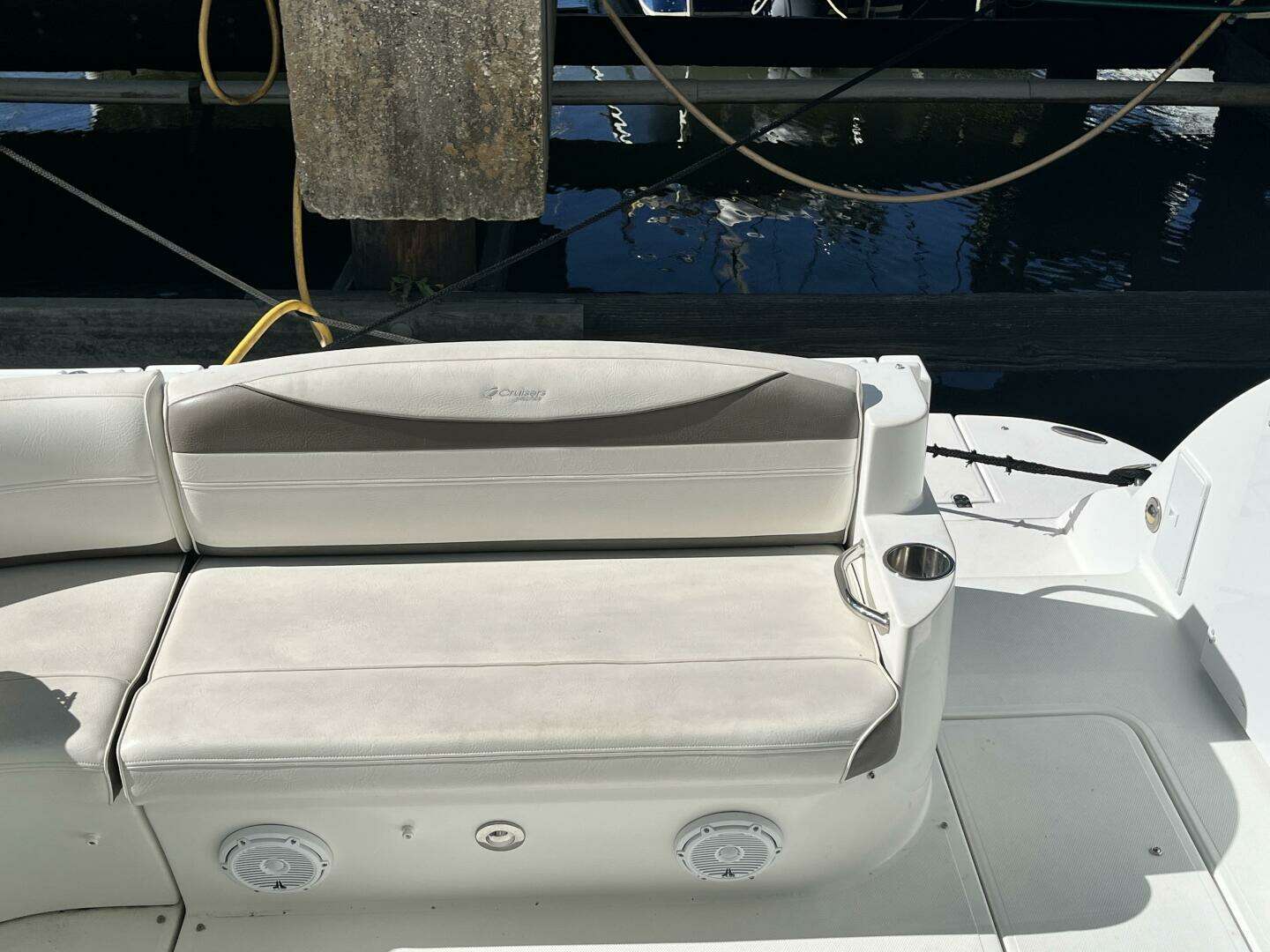 2008 Cruisers Yachts 390 Sport Coupe - Image 18