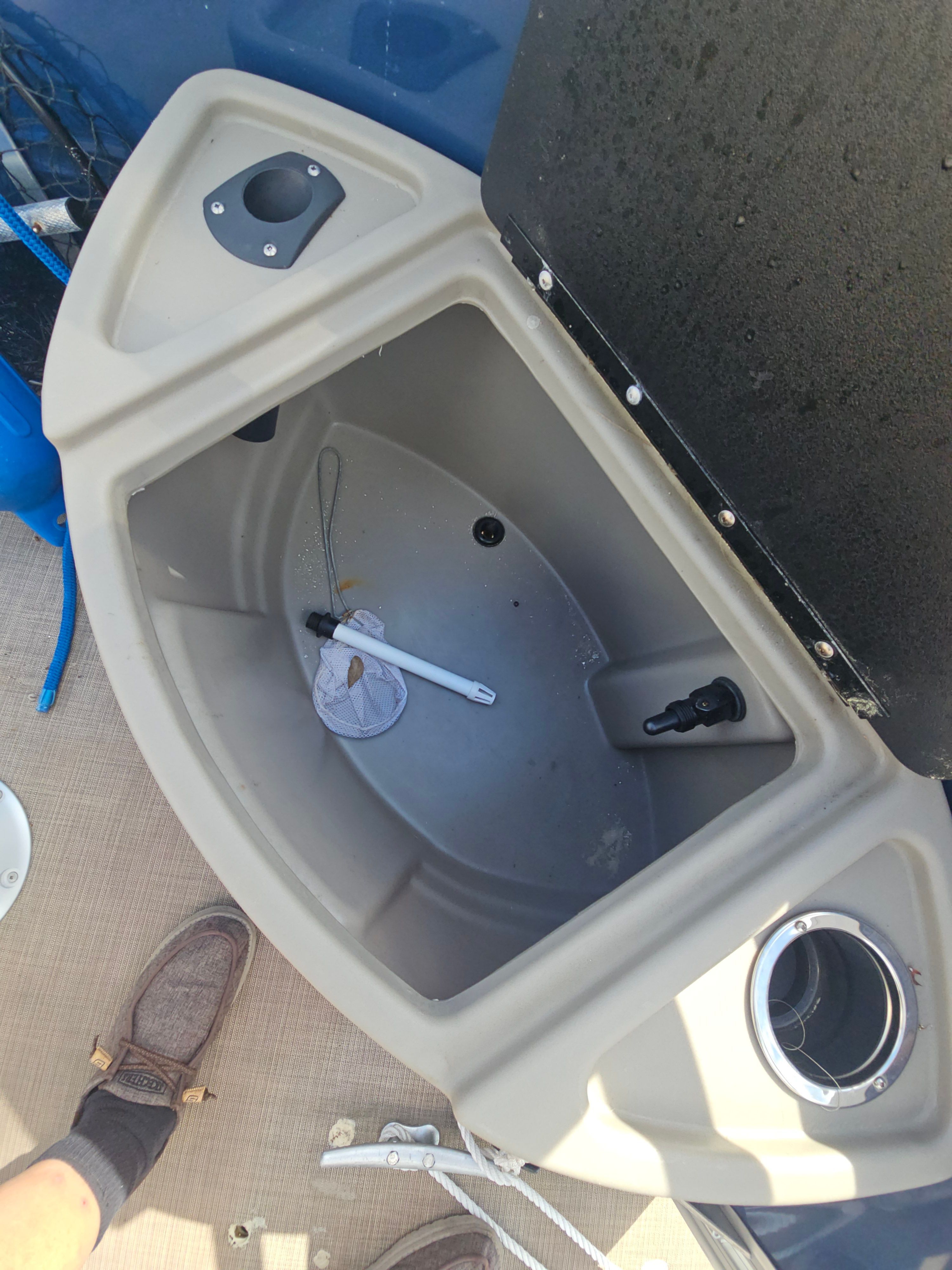 Interior view of a 2024 Sun Tracker Fishin' Barge 22 DLX boat.