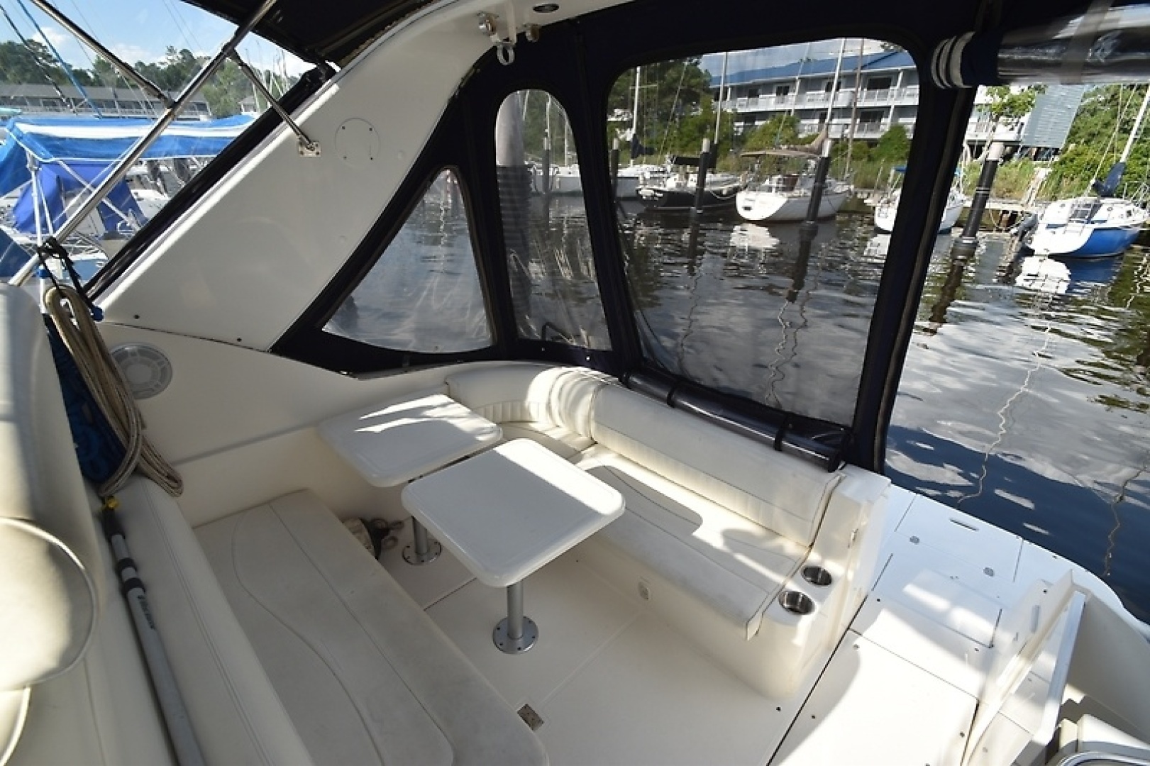2004 Cruisers Yachts 320 Express - Image 15