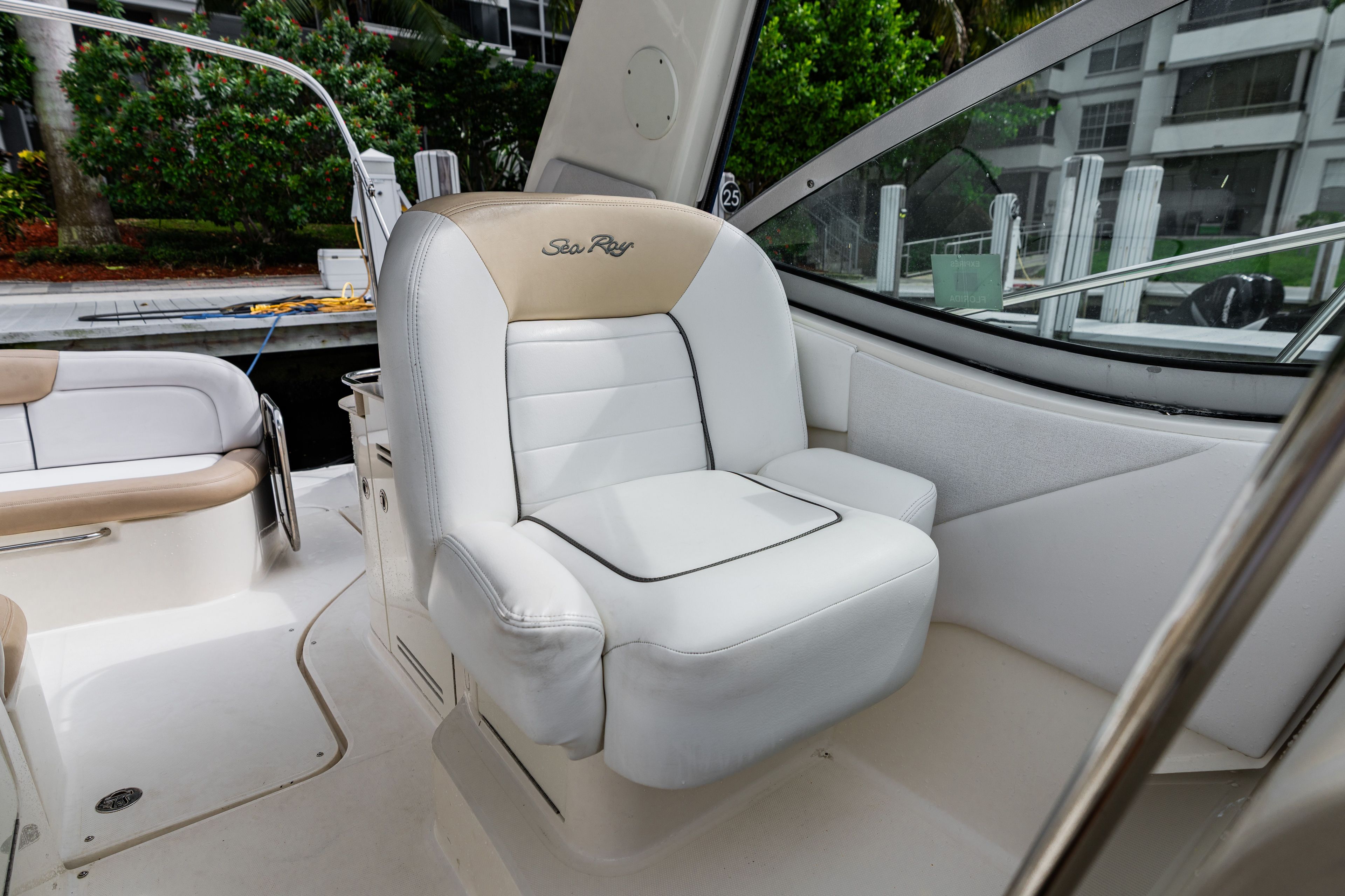 2010 Sea Ray Sundancer 330 - 28