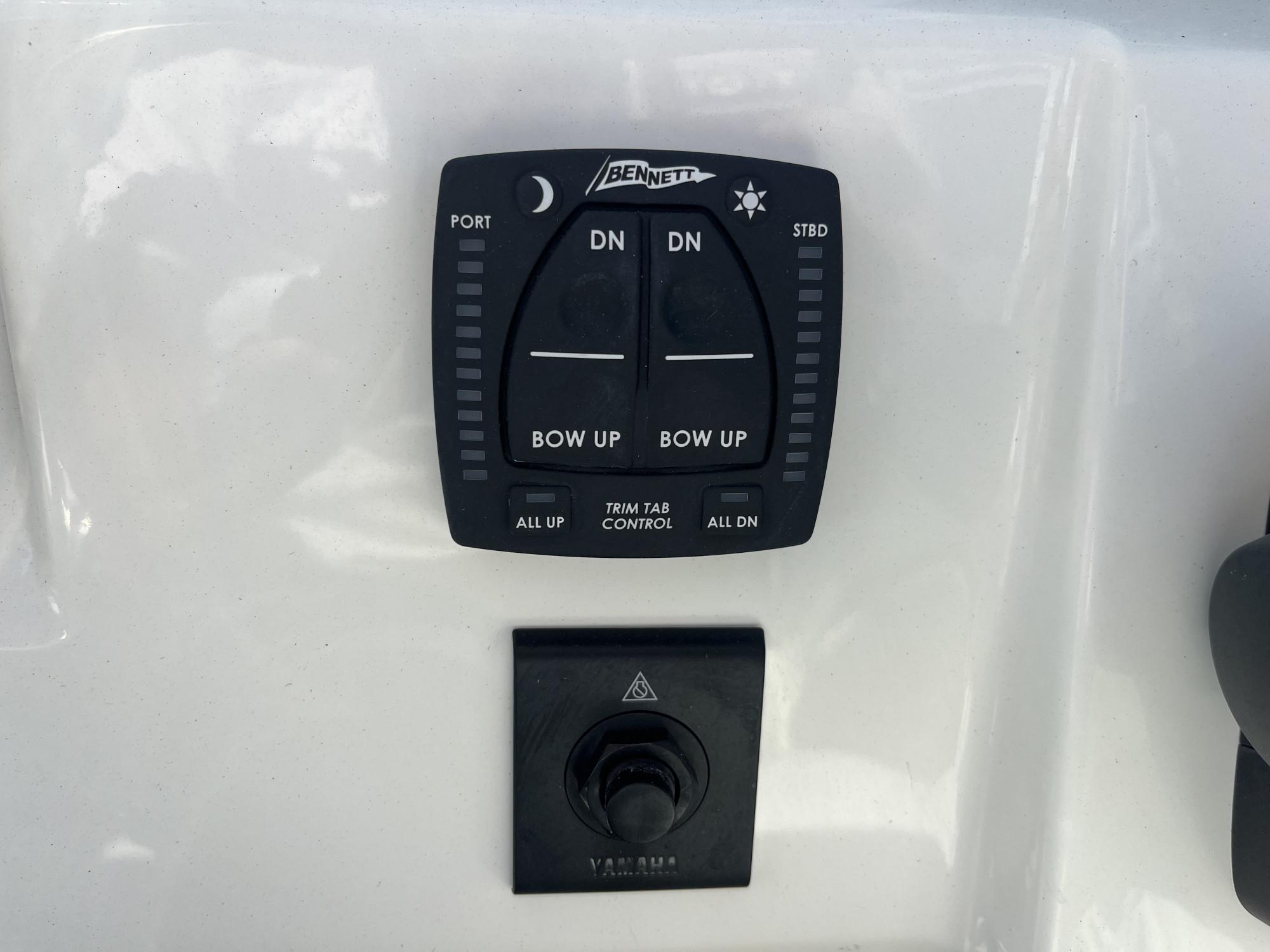 2025 Cobia 240 Dual Console - 19