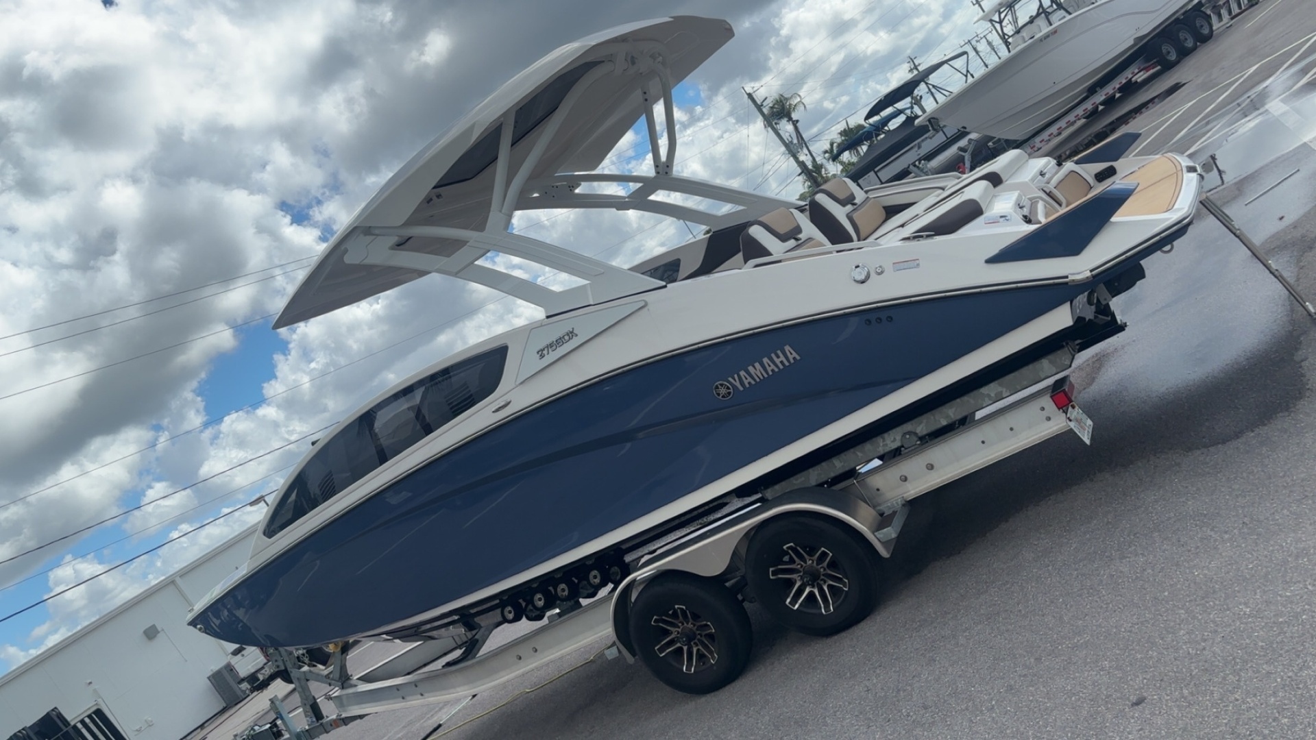 2023 Yamaha Boats 275SDX - Image 3