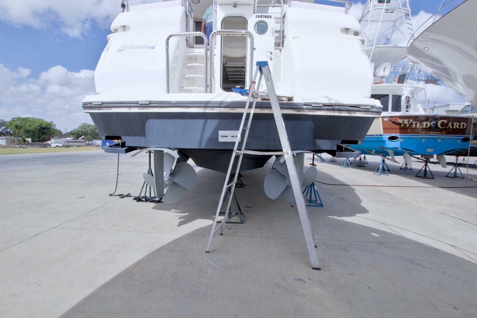 1998 Lazzara Yachts 76 Skylounge Grand Salon - Image 124