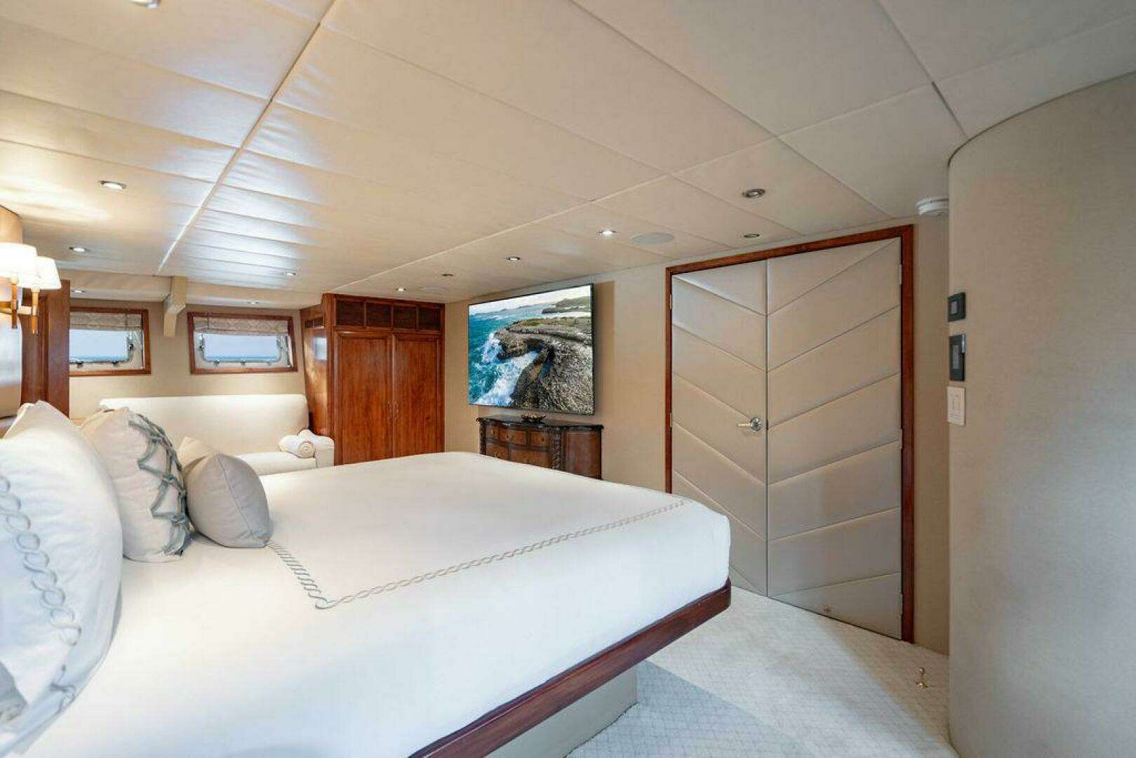 2009 Crystal Yachts Enclosed Pilothouse - Image 16