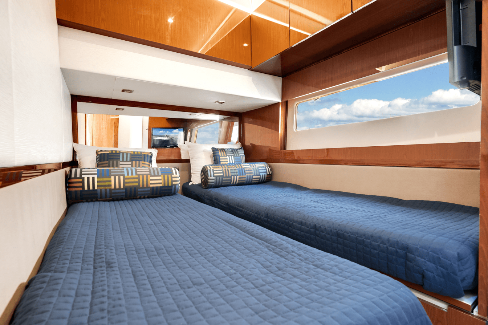 2017 Sea Ray 510 FLYBRIDGE - Image 15