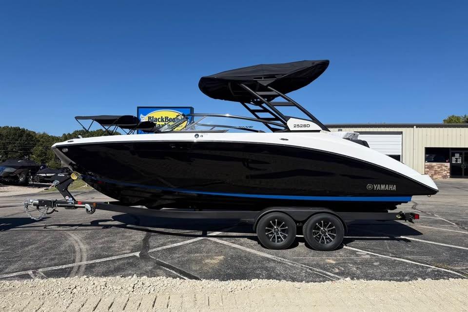 2026 Yamaha Boats 252SD