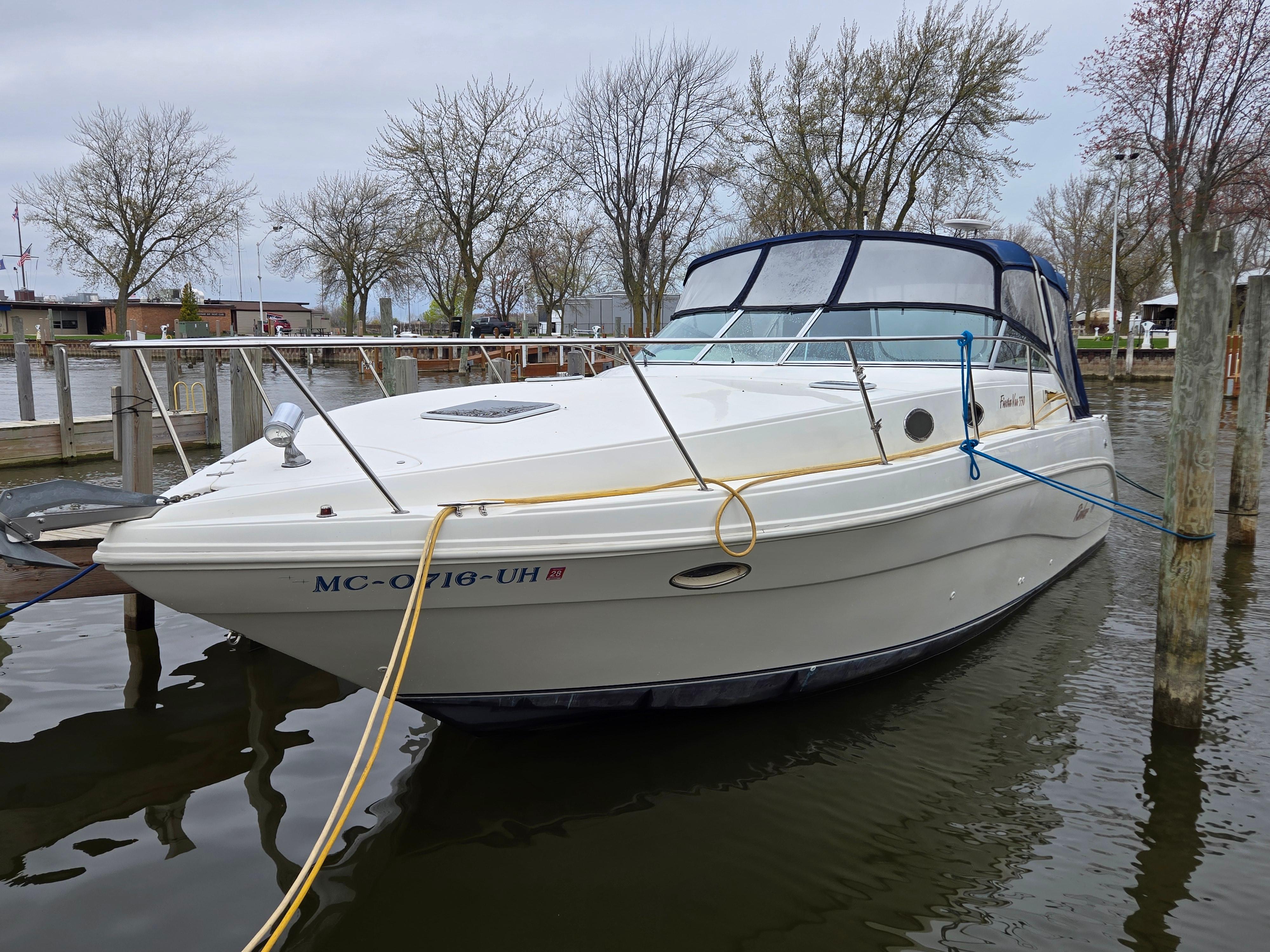 1998 Rinker Fiesta Vee 330