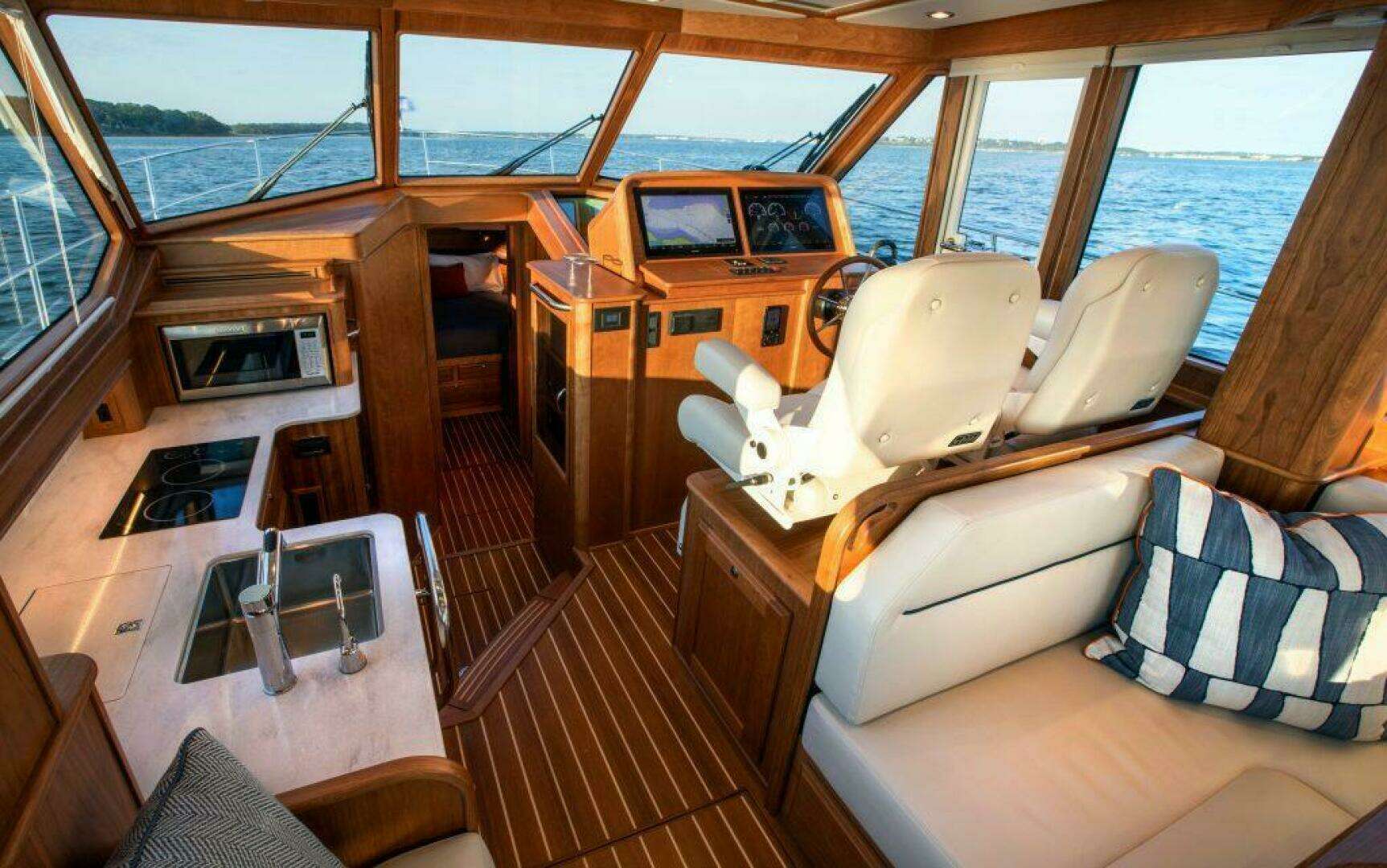 2027 Sabre 43 Salon Express - Image 15