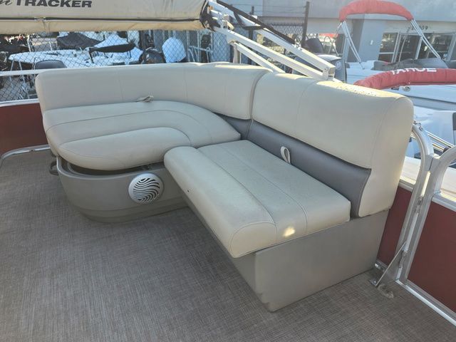 2023 Sun Tracker Party Barge 18 - 7