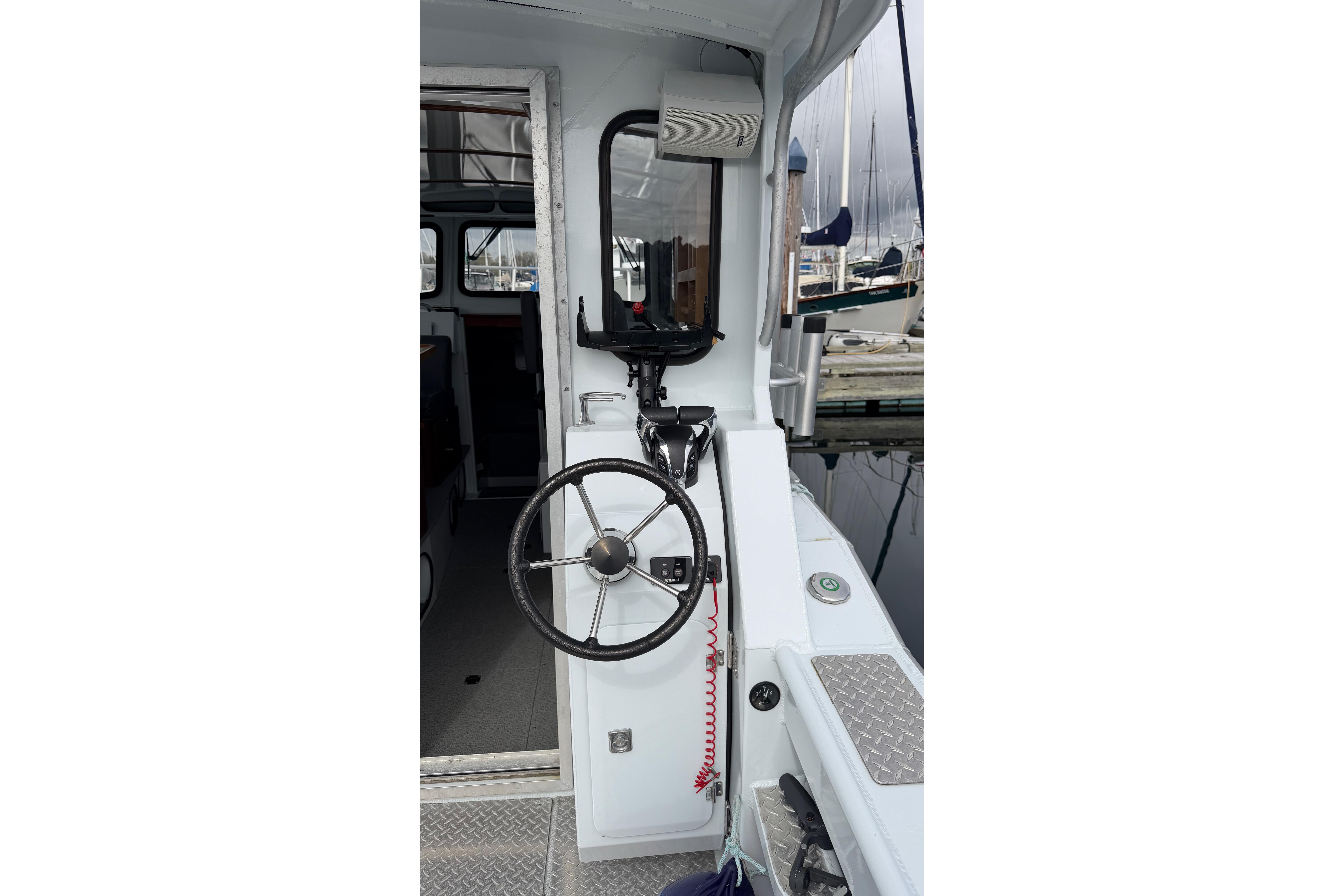 Hewescraft 270 cockpit with separate Helm Station