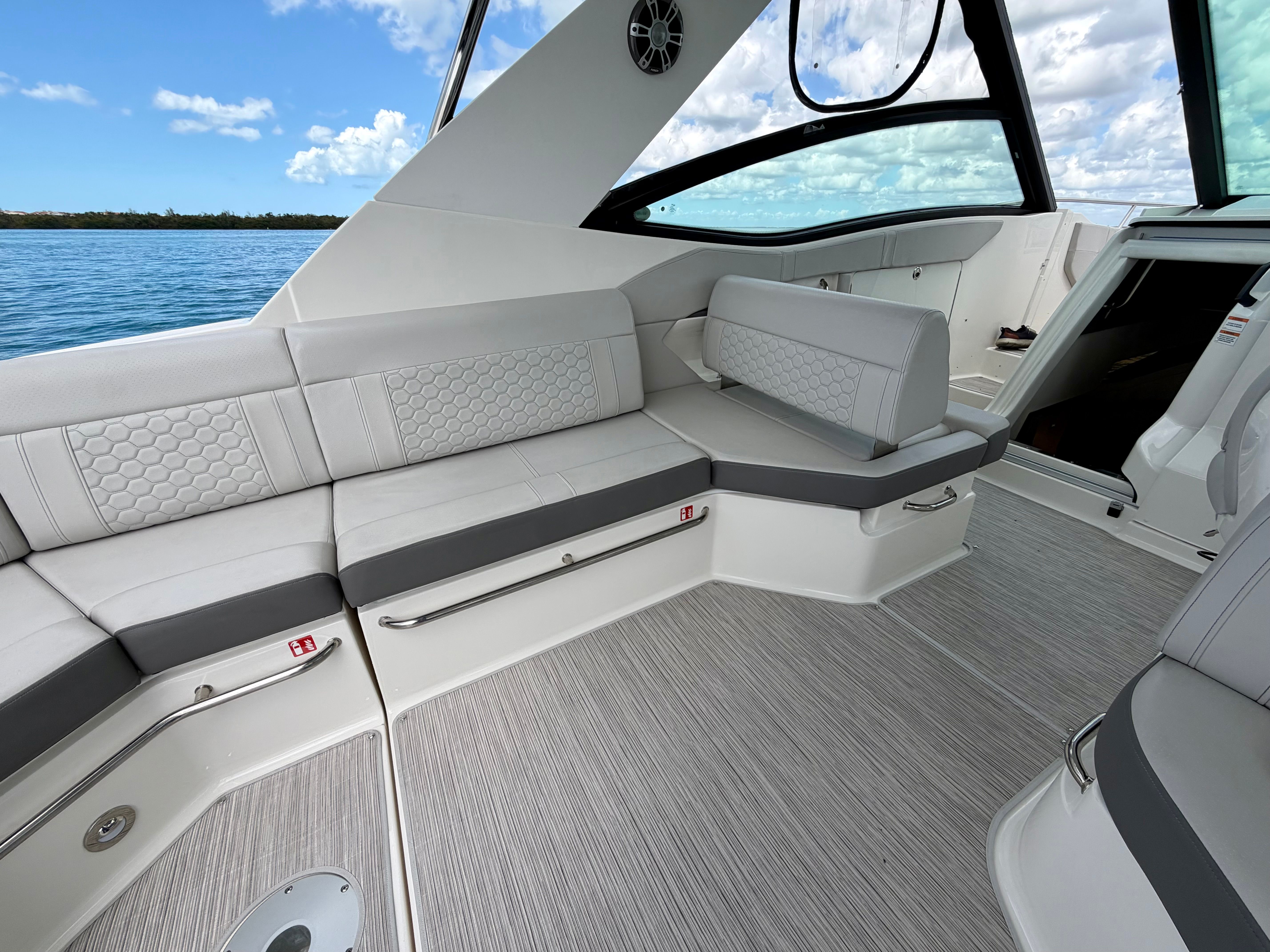 2025 Sea Ray Sundancer 320 Outboard - 24