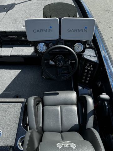 2024 Phoenix Bass Boats 20 XE cockpit with dual Garmin displays and leather seating.