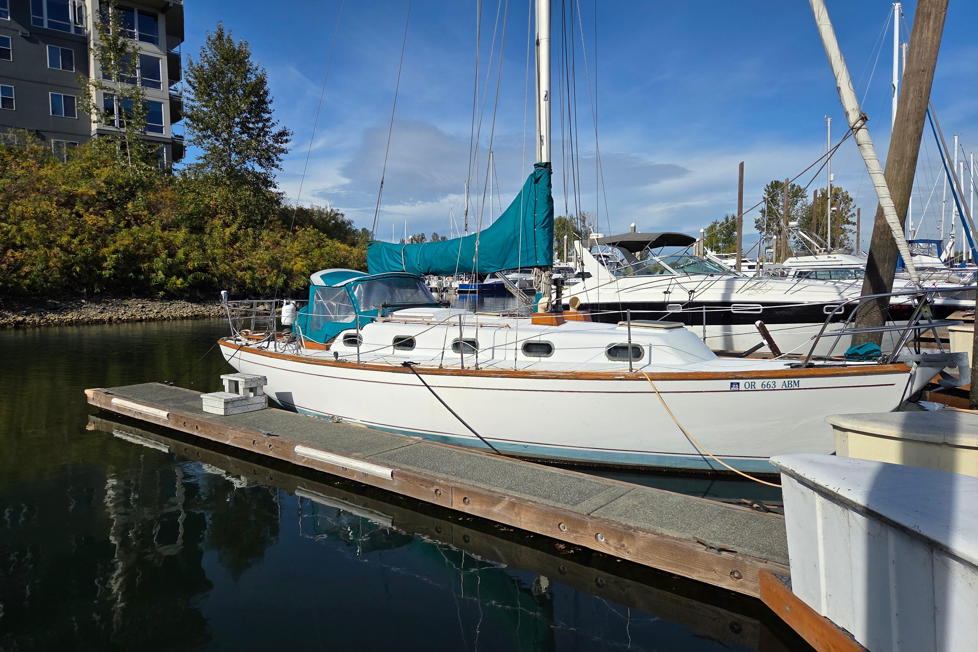 1982 Cape Dory 33
