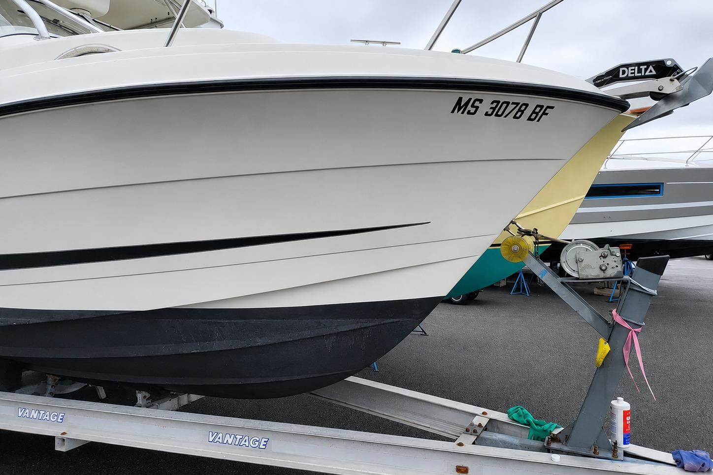 2003 Hydra-Sports Vector 2800 WA boat on trailer, side view with registration number visible.