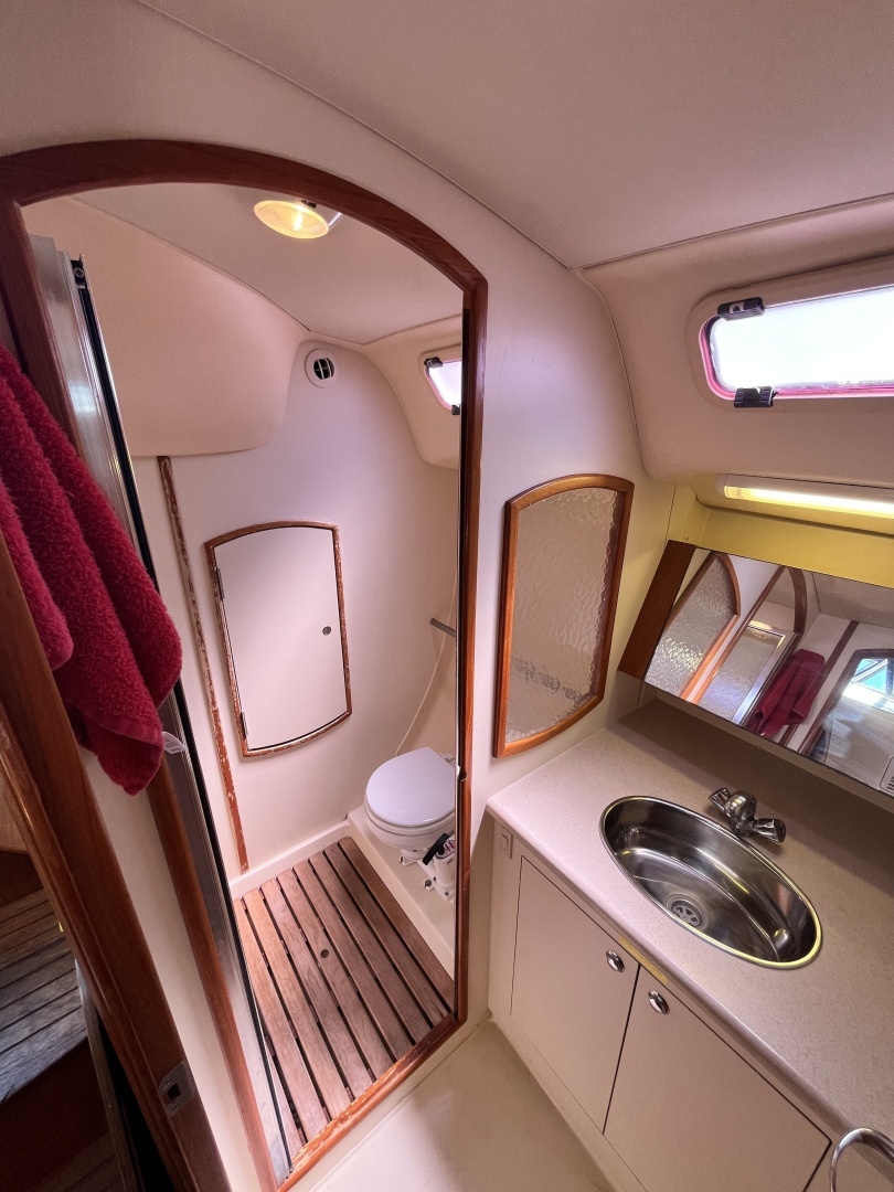 2006 Hunter 36 - Image 15