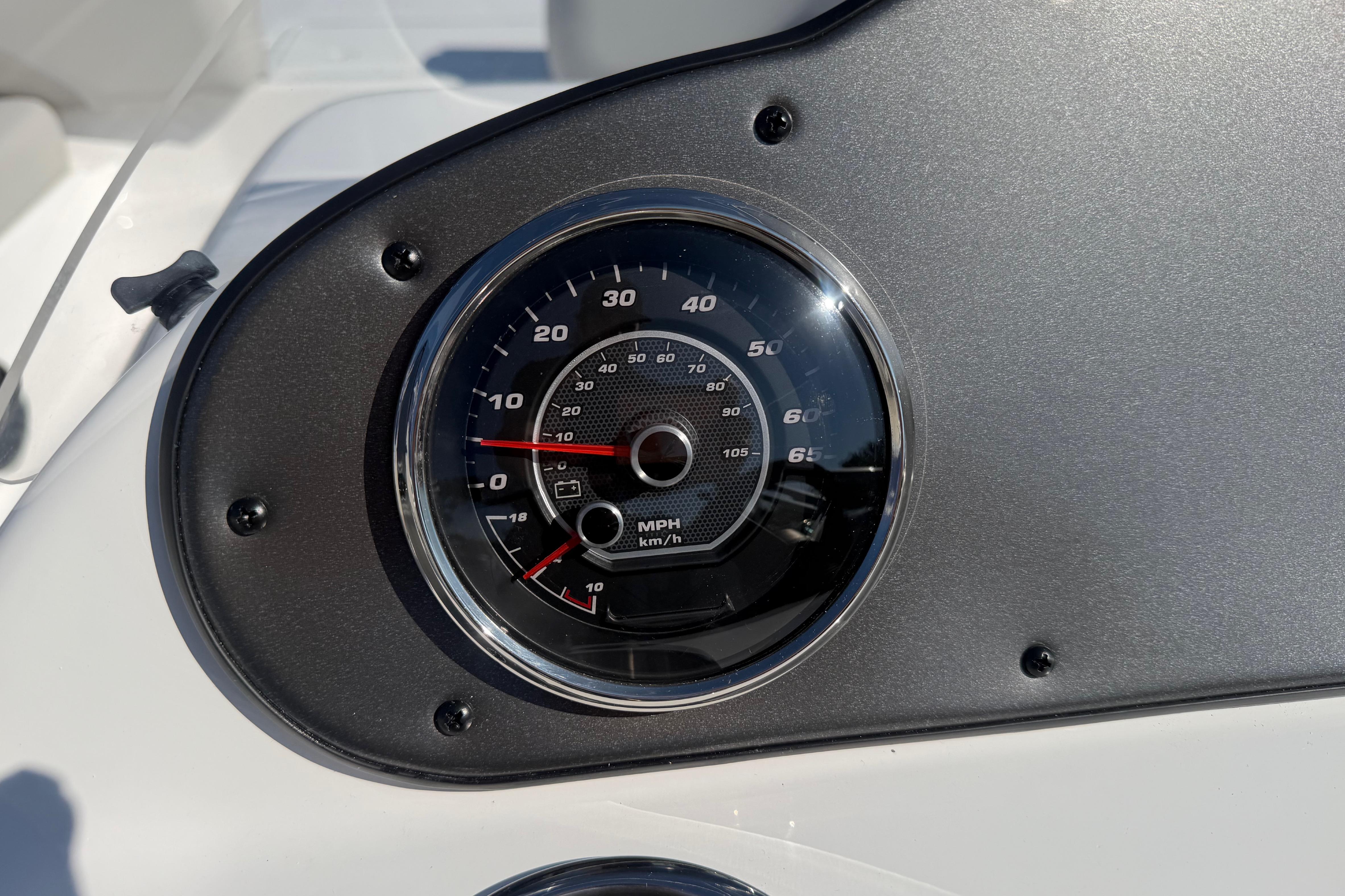2026 Hurricane FunDeck 198 RE OB speedometer, displaying speed in MPH and km/h.