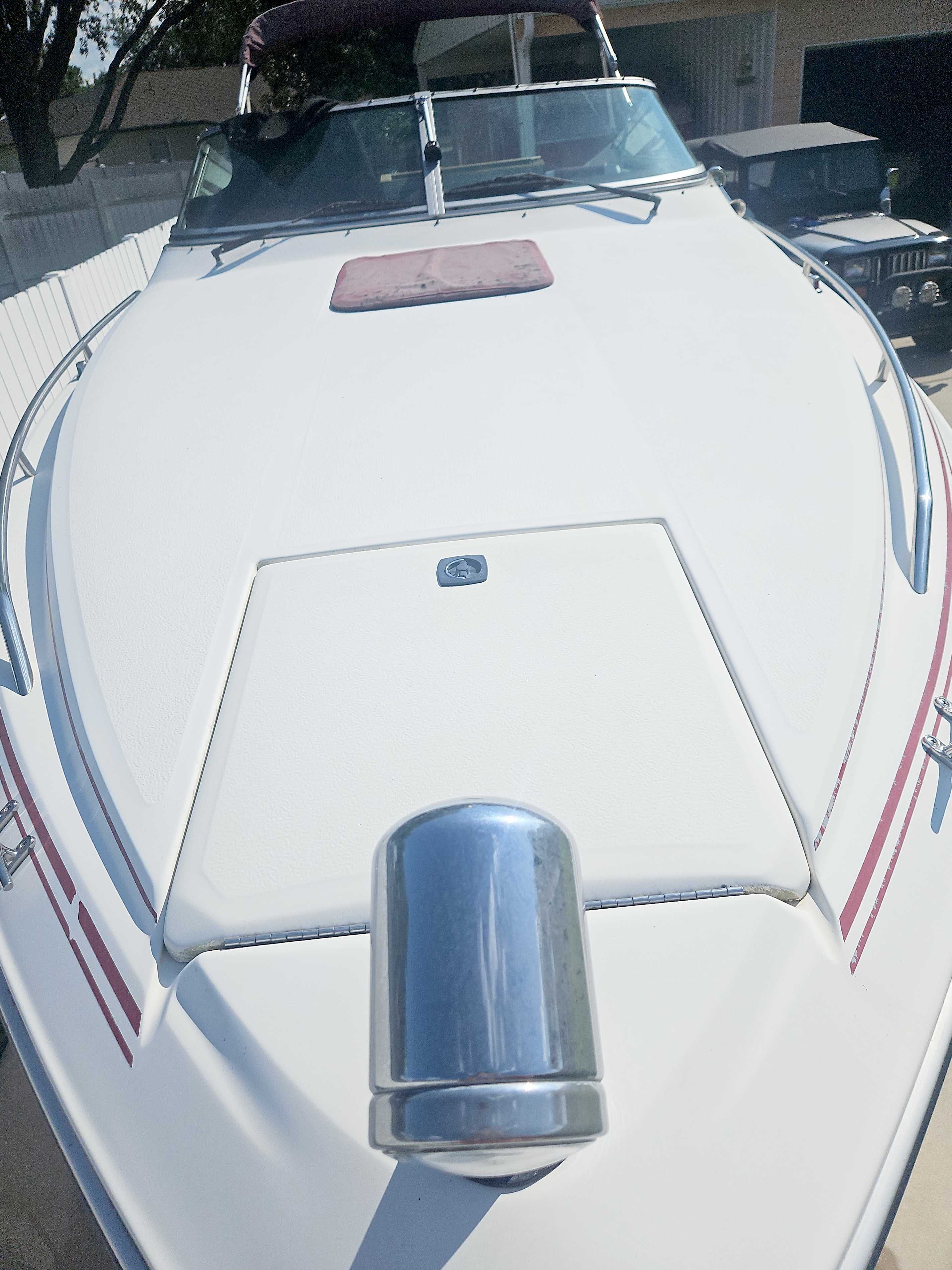 A 1989 Sea Ray 260 Overnighter with a white deck and red accents.