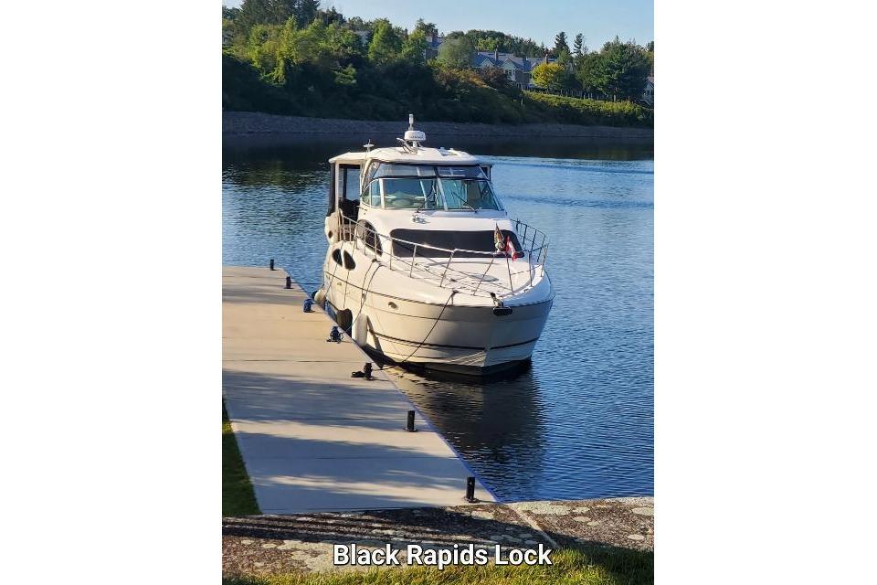 2004 Cruisers Yachts 405 Express Motoryacht